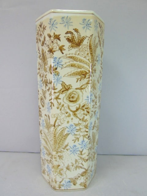 Decorative Chinese Porcelain Floral Hex Shaped Vase: FOR SALE IS THIS BEAUTIFUL DECORATIVE CHINESE PORCELAIN HEX SHAPED VASE THAT MEASURES 16" TALL BY 6 3/4" AT ITS WIDEST POINT. PIECE HAS A GREAT DECORATIVE LOOK TO IT THAT WOULD LOOK GREAT IN MOST ROOM