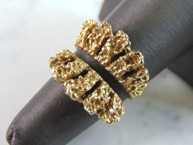 Womens Vintage Estate 14K Yellow Gold Modernist Ring Jacket: A WOMENS VINTAGE ESTATE 14K YELLOW GOLD MODERNIST RING JACKET. THE RING WEIGHS 8.5g AND IS A SIZE 5.5. THE FACE OF THE RING MEASURES 3/4" WIDE. RING IS STAMPED "14K" ON THE INSIDE. THIS WOULD MAKE A