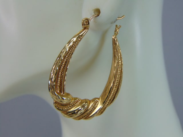 Womens Vintage Estate 14K Yellow Gold Hoop Earrings: A PAIR OF WOMENS VINTAGE ESTATE 14K GOLD HOOP EARRINGS. THE EARRINGS WEIGH 3.2g, AND MEASURE 1 1/4" BY 1". EARRINGS ARE STAMPED "SEC 14K" ON THE CLASP. EARRINGS ARE HOLLOW. WOULD MAKE A GREAT GIFT