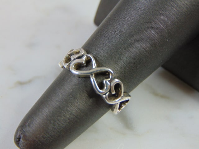 Womens Vintage Estate Sterling Silver Heart Ring: FOR SALE IS THIS LOVELY VINTAGE STERLING SILVER HEART RING. THE TOTAL WEIGHT IS 2.5g, AND IS A SIZE 9.0. THIS RING WOULD MAKE A GREAT GIFT FOR SOMEONE SPECIAL. ANY QUESTIONS PLEASE DONT HESITATE TO