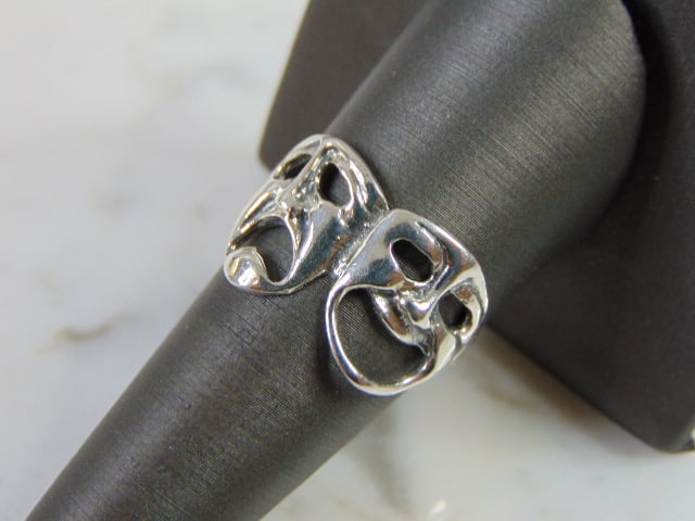 Womens Vintage Sterling Silver Theater Masks Ring: A WOMENS VINTAGE ESTATE STERLING SILVER THEATER MASKS RING. RING WEIGHS 3.1g AND IS A SIZE 9.0. MAKES A GREAT GIFT FOR THAT SOMEONE SPECIAL. ANY QUESTIONS, PLEASE ASK. BE SURE TO CHECK OUT OUR OTHER I
