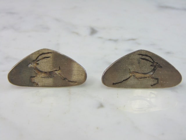 Mens Vintage Estate Sterling Silver Deer Cufflinks: FOR SALE IS THIS MEN'S VINTAGE ESTATE .950 STERLING SILVER DEER CUFFLINKS. THE CUFFLINKS WEIGH 16.1g. THE FACE OF THE CUFFLINKS MEASURES 1 5/8" LONG BY 3/4" WIDE. ANY QUESTIONS PLEASE DO NOT HESITATE 