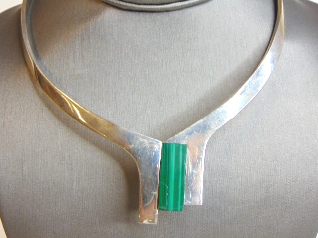 Womens Vintage Sterling Silver Malachite Necklace: A WOMENS VINTAGE ESTATE STERLING SILVER NECKLACE WITH MAALACHITE. NOT SURE IF STONE IS REAL OR MAN MADE. MINOR BLEMISH ON THE STONE. THE NECKLACE WEIGHS 92.5g. THE NECKLACE MEASURES 16 1/4". THIS WOUL