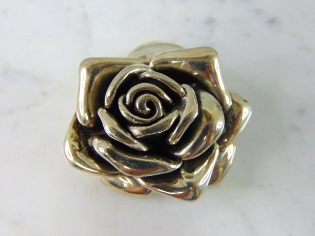 Womens Vintage Estate Sterling Silver Rose Brooch: FOR SALE IS THIS LOVELY VINTAGE ESTATE STERLING SILVER ROSE BROOCH. THE TOTAL WEIGHT OF THE BROOCH IS 28.6g. THE BROOCH MEASURES 2" LONG BY 2 1/4" WIDE. MAKES A GREAT GIFT FOR THAT SPECIAL SOMEONE. IF