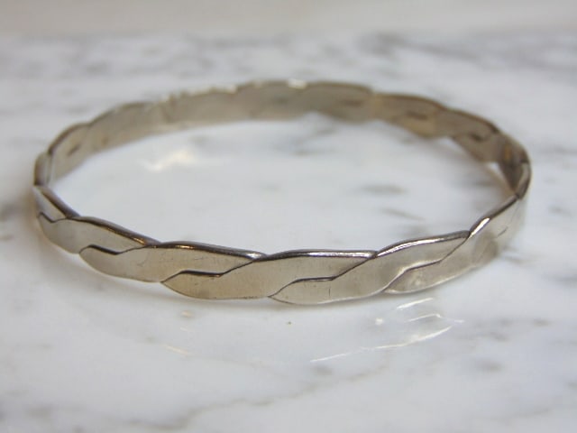 Womens Vintage Sterling Silver Modernist Bracelet: A WOMENS VINTAGE ESTATE STERLING SILVER MODERNIST BRACELET THAT MEASURES 1/4" WIDE AND WEIGHS 16.3g. THE INSIDE CIRCUMFERENCE OF THE BRACELET MEASURES ABOUT 8". ANY QUESTIONS PLEASE DO NOT HESITATE TO