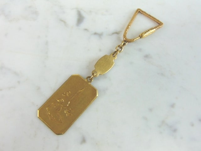 Vintage Estate 18k Yellow Gold Keychain Tag FOB: A VINTAGE ESTATE 18K YELLOW GOLD KEYCHAIN FOB THAT WEIGHS 18.0g. PIECE MEASURES ABOUT 4" BY 7/8". CONDITION IS VERY GOOD. PIECE IS MARKED ON THE FOB AND THE HOOK. ANY QUESTIONS PLEASE DO NOT HESITATE 