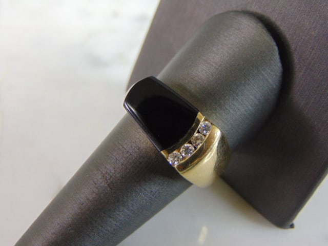 Mens Vintage Estate 14K Yellow Gold Onyx & Diamond Ring: FOR SALE IS THIS MENS VINTAGE ESTATE 14K YELLOW GOLD ONYX & DIAMOND RING. THE RING IS A SIZE 10.5 AND WEIGHS 7.8g. RING HAS ABOUT .20cts OF DIAMONDS. THE RING MAKES A BEAUTIFUL, IMPRESSIVE GIFT FOR TH