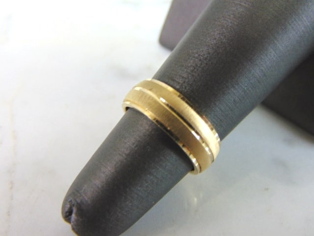 Womens Vintage Estate 14K Gold Wedding Band Ring: A WOMEN'S VINTAGE ESTATE 14K GOLD WEDDING BAND THAT WEIGHS 5.1g. THE RING SIZE IS A 4.75, AND IS ABOUT 1/4" WIDE. RING IS MARKED "14K". ANY QUESTIONS PLEASE DONT HESITATE TO ASK. BE SURE TO CHECK OUT 