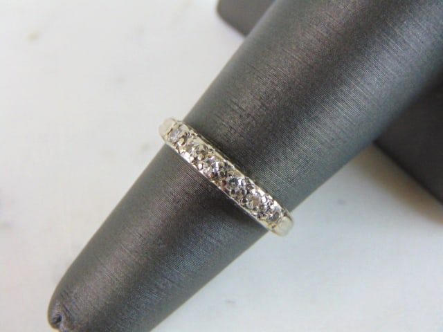 Womens Vintage Estate 14k White Gold Diamond Ring: WOMEN'S 14K WHITE GOLD DIAMOND RING WITH ABOUT 0.18cts. THE RING WEIGHS 2.4g. THE SIZE OF THE RING IS A 6.0. RING IS STAMPED ON THE INSIDE 14k. ANY QUESTIONS PLEASE DO NOT HESITATE TO ASK. BE SURE TO 