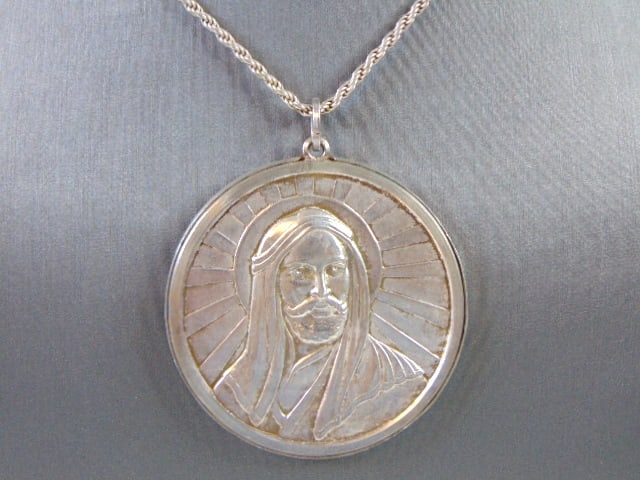 Vintage Estate Sterling Silver Muslim Pendant Necklace: A VERY NICE STERLING SILVER NECKLACE WITH A MUSLIM PENDANT THAT TOGETHER WEIGH 41.9g. THE PENDANT MEASURES 2 5/8" BY 2 1/4". THE NECKLACE MEASURES 25 3/8" LONG. ANY OTHER QUESTIONS PLEASE DONT HESITAT
