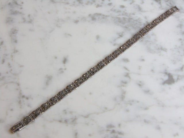 Womens Vintage Estate Sterling Silver Bracelet: A WOMENS VINTAGE ESTATE STERLING SILVER BRACELET. BRACELET MEASURES 7 5/8" IN LENGTH BY 1/4" WIDE, AND WEIGHS 15.2g. THIS WOULD MAKE A LOVELY GIFT. ANY QUESTIONS PLEASE DO NOT HESITATE TO ASK. BE SURE