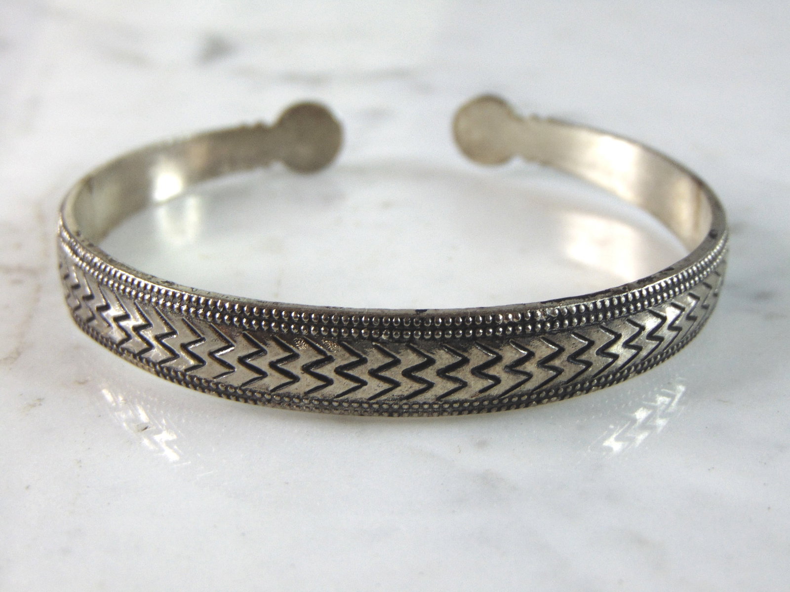 Womens Vintage Estate Sterling Silver Modernist Cuff Bracelet: FOR SALE IS A LOVELY VINTAGE ESTATE .925 STERLING SILVER MODERNIST CUFF BRACELET. BRACELET MEASURES 6 1/2" LONG BY 3/8" WIDE AND WEIGHS 17.5g. BRACELET HAS A SMALL KNICK ON THE SIDE AS SEEN IN THE PIC