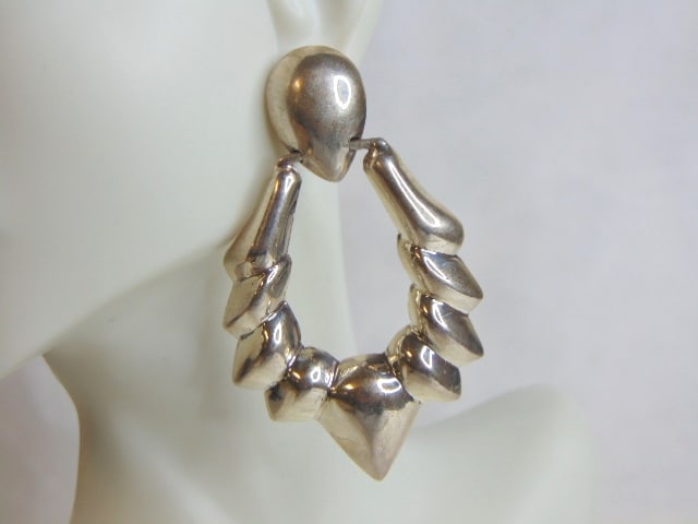 Womens Vintage Sterling Silver Modernist Earrings: FOR SALE IS THIS PAIR OF WOMEN'S VINTAGE ESTATE STERLING SILVER MODERNIST EARRINGS. THE EARRINGS WEIGH 18.2g. THE EARRINGS MEASURE 2 1/2" IN LENGTH AND 1 1/2" IN WIDTH. MAKES A LOVELY GIFT FOR THAT SO