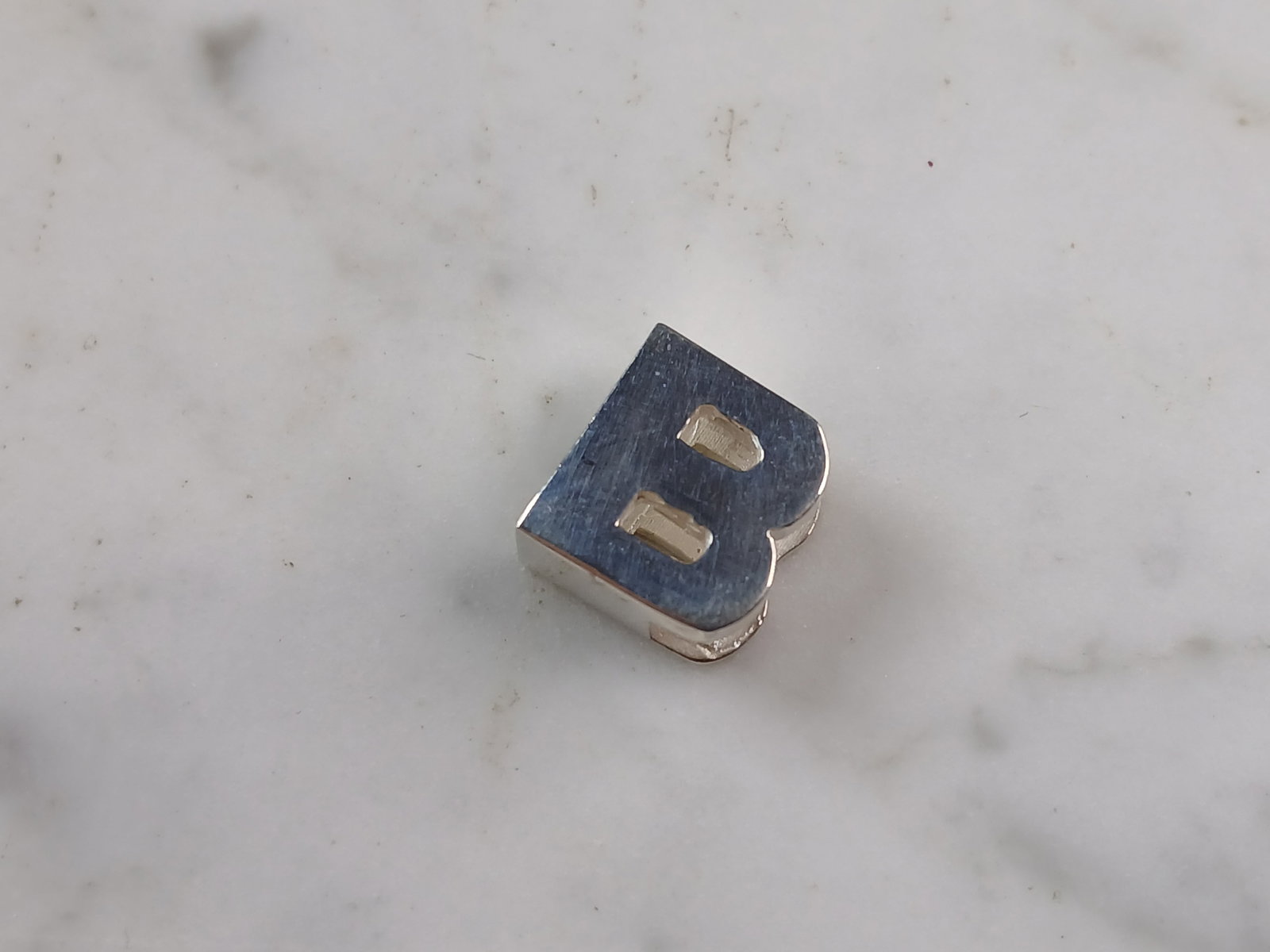 Womens Sterling Silver Initial Block Letter " B " Pendant: A WOMENS STERLING SILVER INITIAL BLOCK LETTER "B" PENDANT. PENDANT WEIGHS 4.6g AND MEASURES 1/2" LONG, BY 1/2" WIDE, BY 1/4" THICK. MAKES A GREAT GIFT FOR THAT SOMEONE SPECIAL. ANY QUESTIONS, PLEASE A