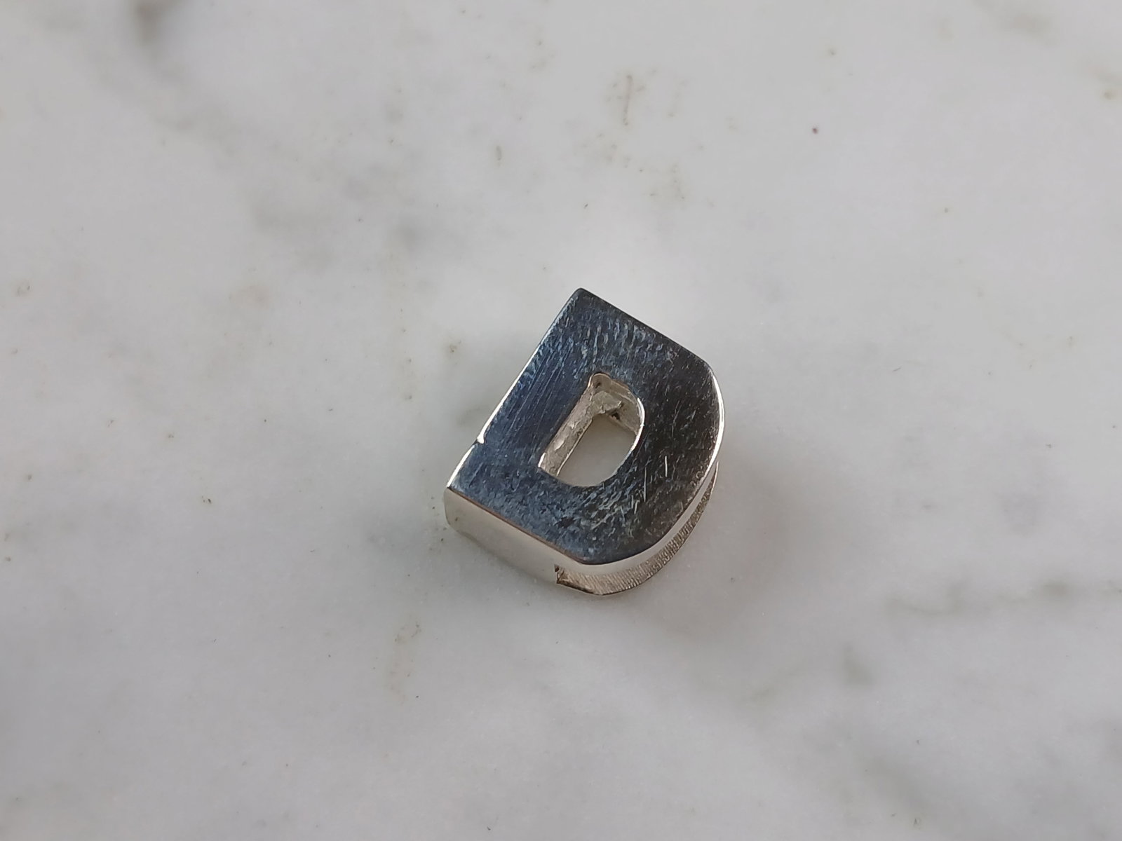 Womens Sterling Silver Initial Block Letter " D " Pendant: A WOMENS STERLING SILVER INITIAL BLOCK LETTER "D" PENDANT. PENDANT WEIGHS 4.5g AND MEASURES 1/2" LONG, BY 1/2" WIDE, BY 1/4" THICK. MAKES A GREAT GIFT FOR THAT SOMEONE SPECIAL. ANY QUESTIONS, PLEASE A
