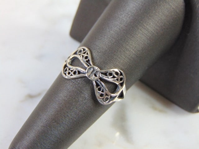 Womens Vintage Estate Sterling Silver Ribbon Ring: FOR SALE IS THIS LOVELY VINTAGE STERLING SILVER RIBBON RING. THE TOTAL WEIGHT IS 1.7g, AND IS A SIZE 10.0. THIS RING WOULD MAKE A GREAT GIFT FOR SOMEONE SPECIAL. ANY QUESTIONS PLEASE DONT HESITATE TO 