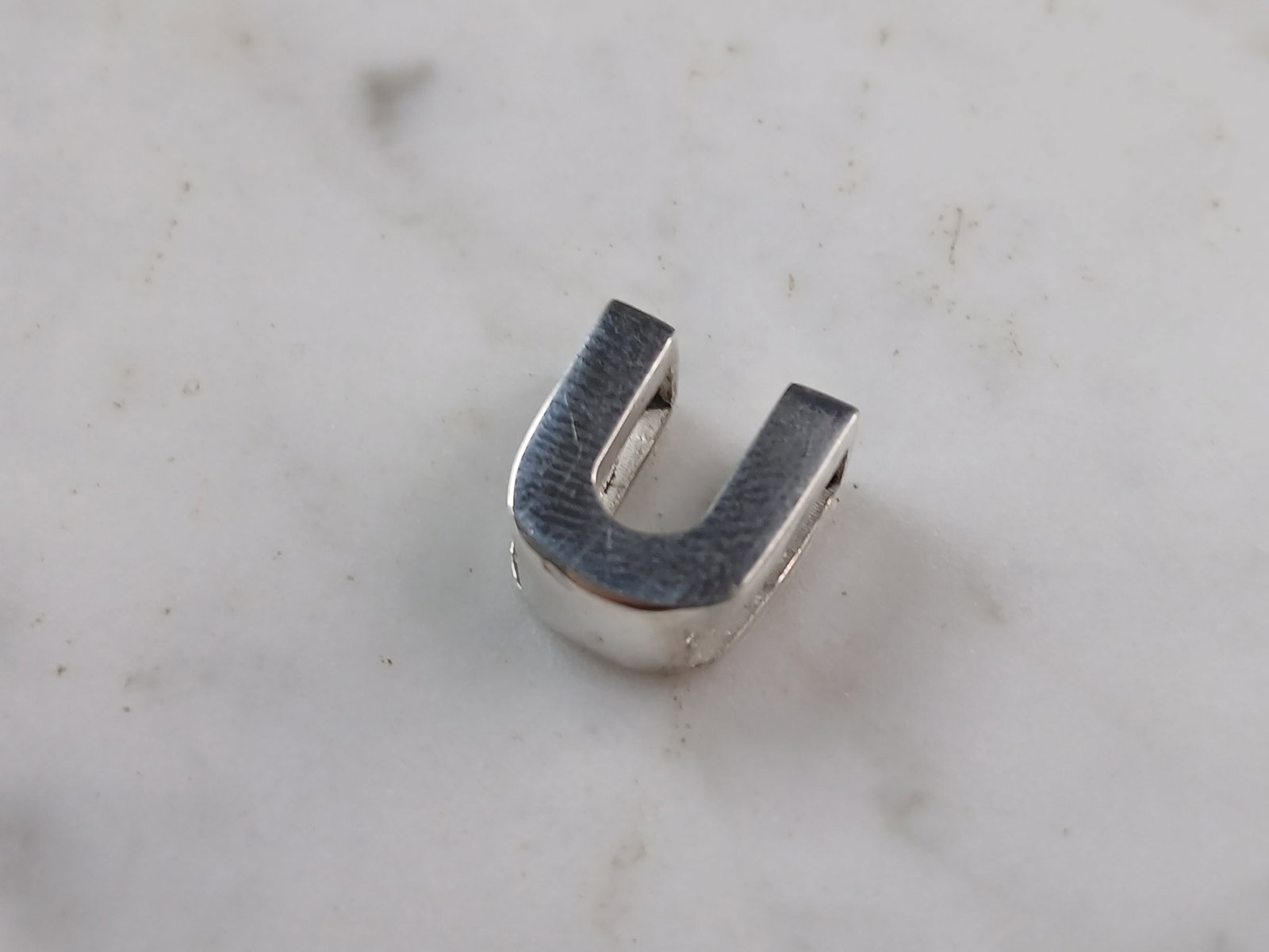 Womens Sterling Silver Initial Block Letter " U " Pendant: A WOMENS STERLING SILVER INITIAL BLOCK LETTER "U" PENDANT. PENDANT WEIGHS 3.5g AND MEASURES 1/2" LONG, BY 1/2" WIDE, BY 1/4" THICK. MAKES A GREAT GIFT FOR THAT SOMEONE SPECIAL. ANY QUESTIONS, PLEASE A
