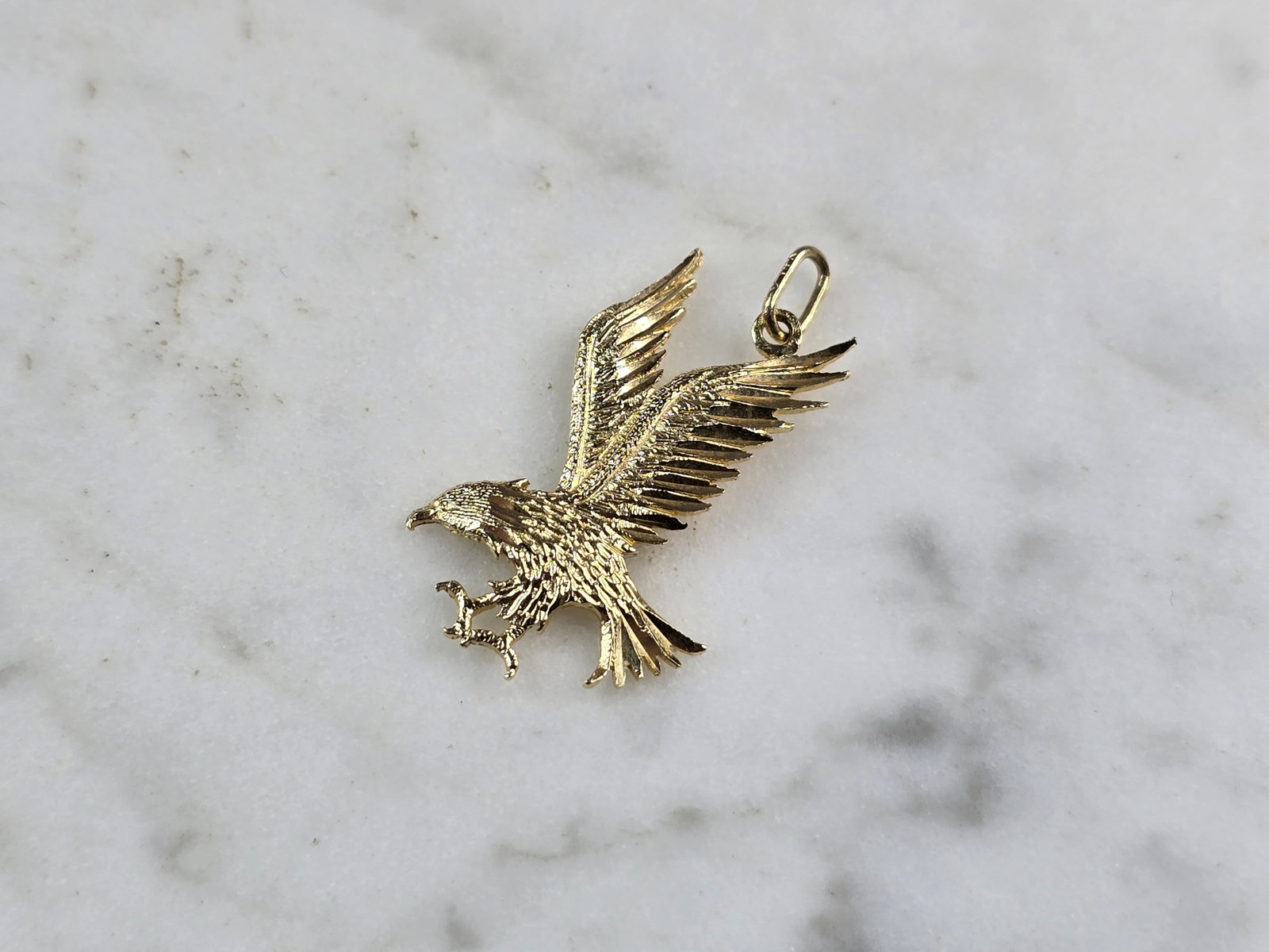 Vintage Estate 14K Yellow Gold Eagle Pendant: A VINTAGE ESTATE 14K GOLD EAGLE PENDANT. THE PENDANT MEASURES 1" BY 5/8", AND WEIGHS 1.1g. MAKES A GREAT GIFT FOR THAT SOMEONE SPECIAL. ANY QUESTIONS, PLEASE DO NOT HESITATE TO ASK. BE SURE TO CHECK O