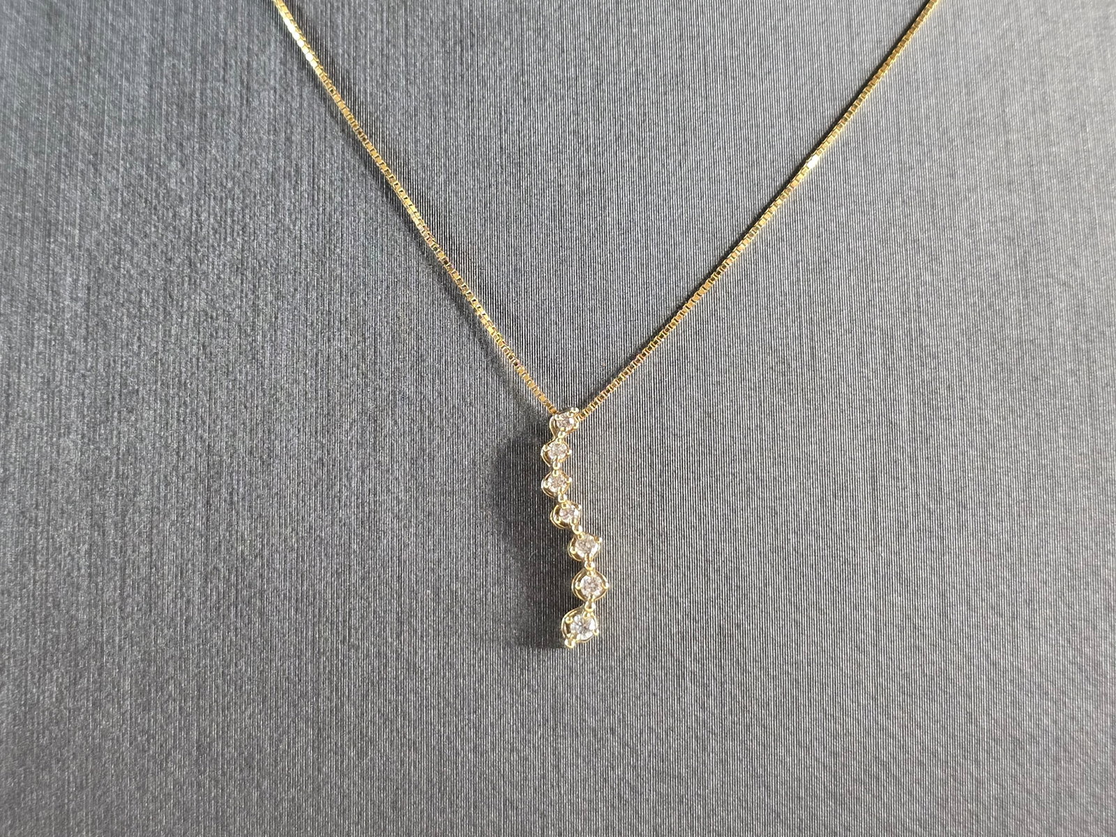 Womens Vintage Estate 10k Gold Diamond Journey Pendant & Necklace: A WOMENS VINTAGE ESTATE 10K YELLOW GOLD DIAMOND JOURNEY PENDANT WITH NECKLACE . THE TOTAL WEIGHT IS 1.3g. THE NECKLACE ITSELF MEASURES 18 3/8" LONG AND THE PENDANT MEASURES 5/8" BY 1/8". THERE ARE 7 T