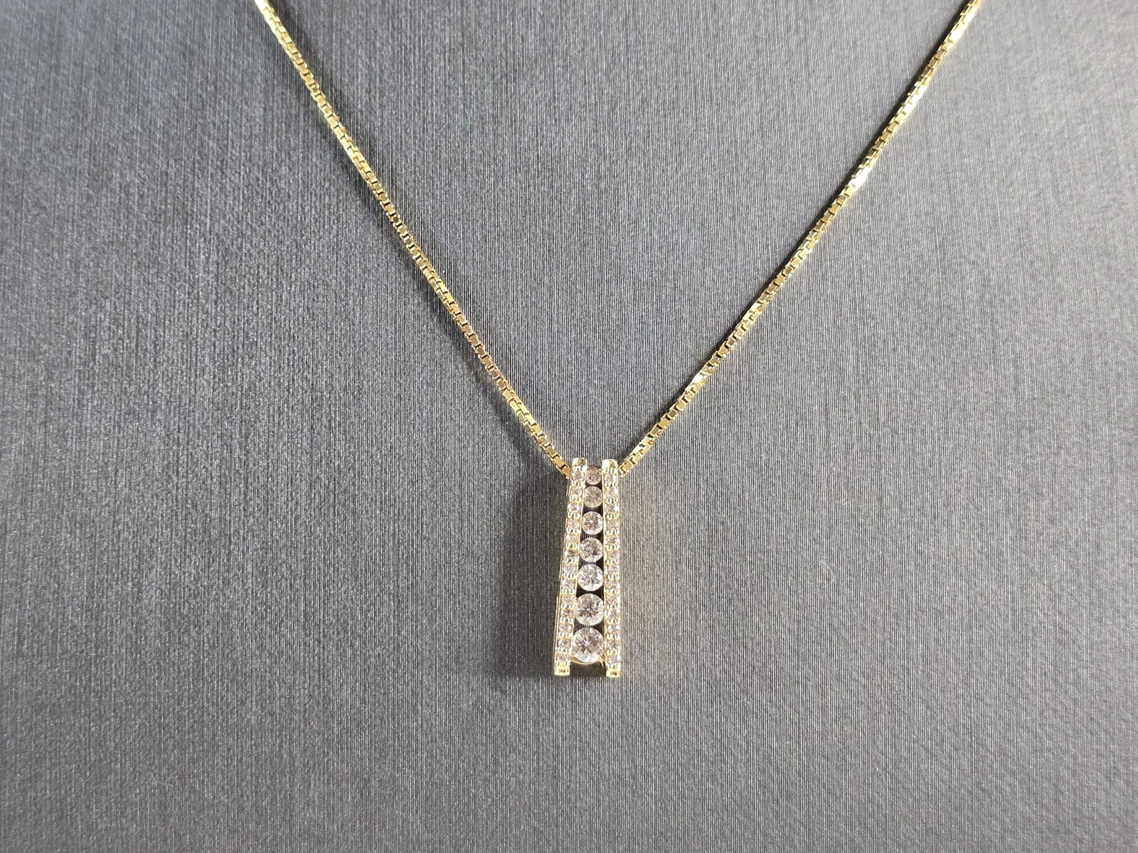 Womens Vintage Estate 14K Gold Graduated Diamond Pendant Necklace (1 of 5)