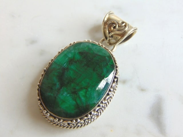 Womens Vintage Sterling Silver Aventurine Pendant: A WOMENS VINTAGE ESTATE STERLING SILVER AVENTURINE STONE PENDANT . NOT SURE IF STONE IS REAL OR MAN MADE. PENDANT WEIGHS 21.9g AND PENDANT MEASURES 2" LONG BY 1" WIDE. MAKES A GREAT GIFT FOR THAT SOME