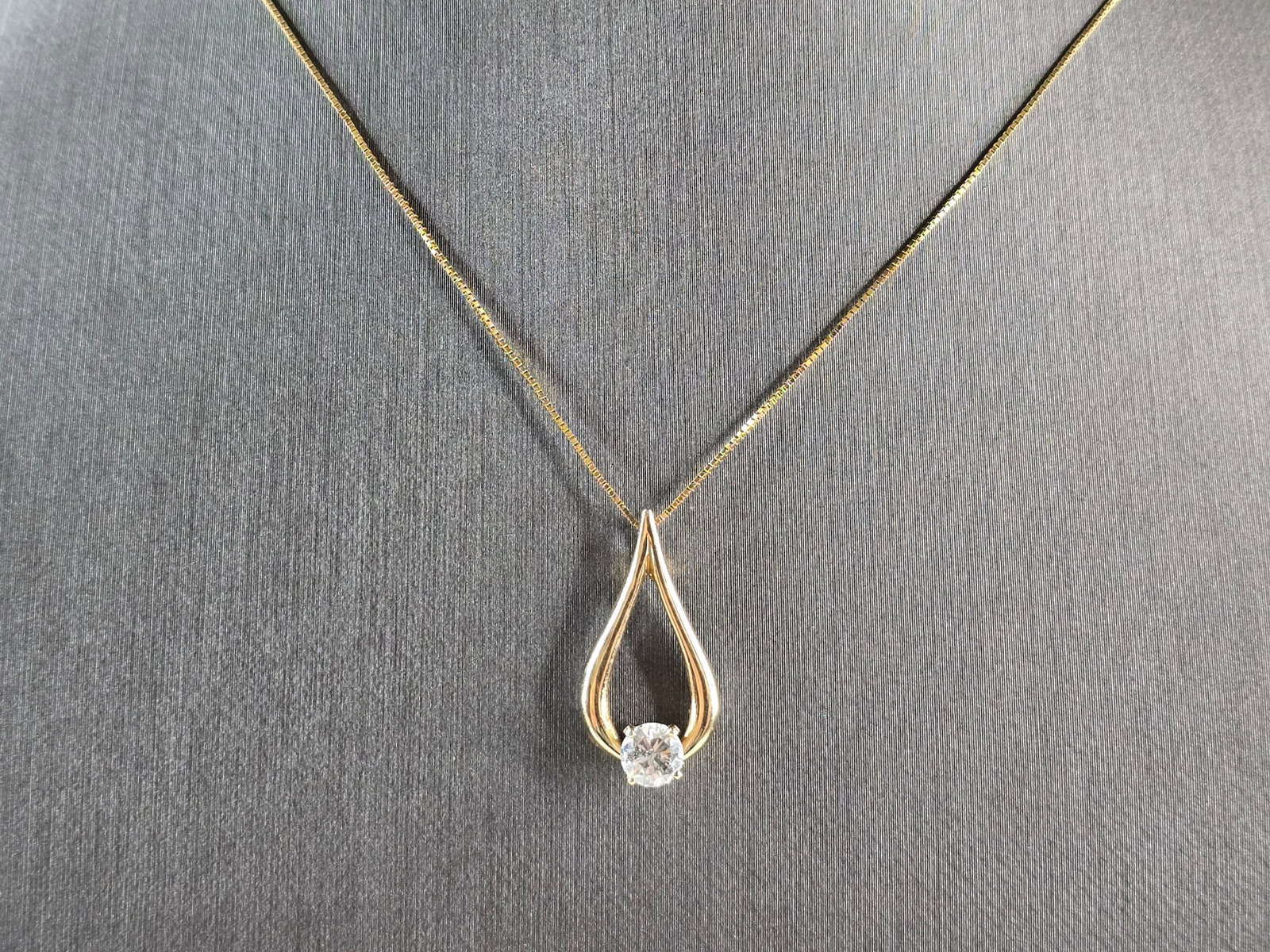 Womens Vintage Estate 14K Gold Tear Drop Diamond Pendant Necklace: A WOMENS VINTAGE ESTATE 14K YELLOW GOLD NECKLACE WITH A TEAR DROP DIAMOND PENDANT. THE TOTAL WEIGHT IS 2.0g. THE NECKLACE MEASURES 18 1/4" LONG. THE PENDANT MEASURES 7/8" LONG BY 7/16" WIDE. THE DIAMO