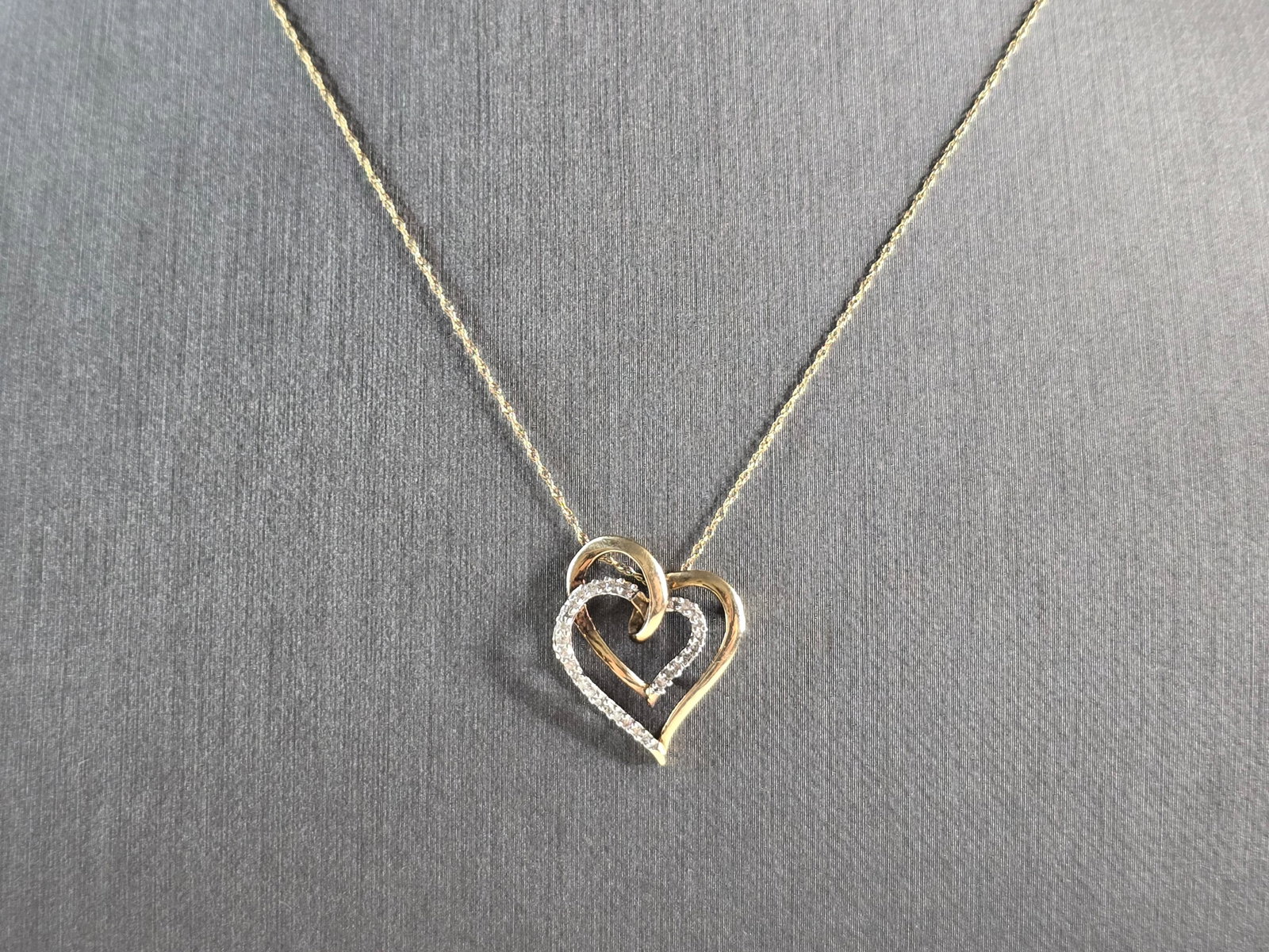 Womens Vintage Estate 10k Gold Diamond Heart Pendant Necklace: A WOMENS VINTAGE ESTATE 14K GOLD NECKLACE WITH A DIAMOND EMERALD PENDANT. THE TOTAL WEIGHT IS 8.3g. THE NECKLACE MEASURES 17" LONG. THE PENDANT MEASURES 1 1/8" BY 7/8". THE EMERALD IS ABOUT 0.45cts, W