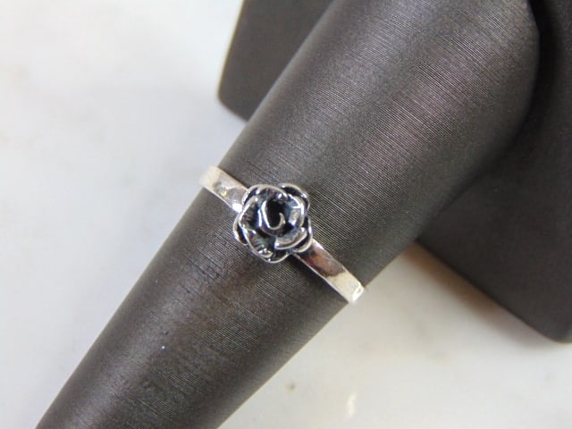 Womens Vintage Estate Sterling Silver Rose Ring: THIS ITEM IS A LOVELY WOMENS VINTAGE ESTATE STERLING SILVER ROSE RING. RING SIZE IS A 7.75 AND WEIGHS 1.5g. THIS WOULD MAKE A NICE GIFT FOR THAT SOMEONE SPECIAL. ANY OTHER QUESTIONS PLEASE DO NOT HESI