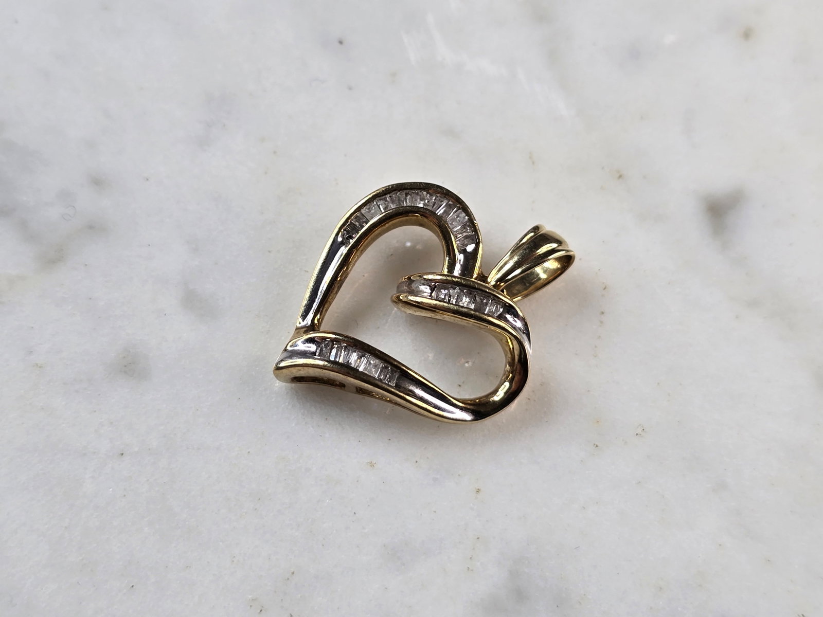 Womens Vintage Estate 10K Gold Diamond Heart Pendant: A WOMENS VINTAGE ESTATE 10K GOLD HEART DIAMOND PENDANT. PENDANT WEIGHS 3.1g, AND MEASURES 7/8" BY 3/4". THERE ARE ABOUT 0.23cts OF DIAMONDS IN THIS PENDANT. WOULD MAKE A LOVELY GIFT FOR THAT SOMEONE S