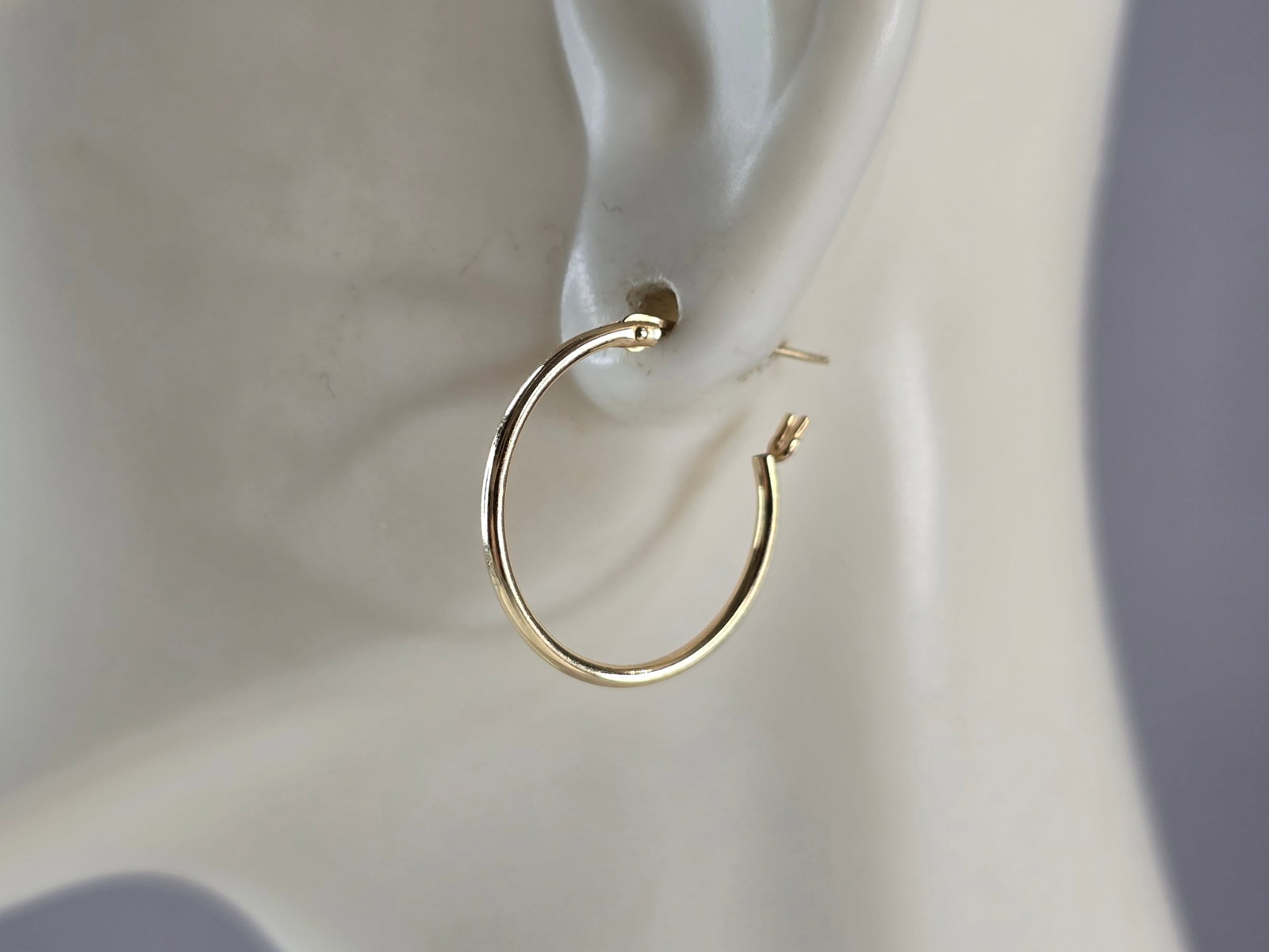 Pr Womens Vintage Estate 14K Gold Hoop Earrings: A LOVELY PAIR OF WOMENS VINTAGE ESTATE 14K GOLD HOOP EARRINGS . THE EARRINGS WEIGH 0.4g. EARRINGS MEASURE 5/8" BY 3/4". EARRINGS ARE MARKED ON THE STEM. ANY QUESTIONS, PLEASE DON'T HESITATE TO ASK. BE