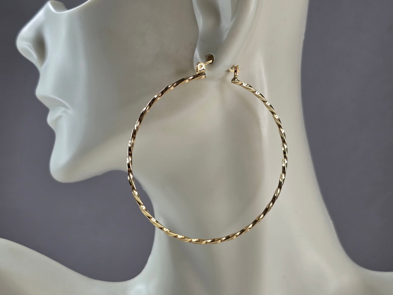 Pr Womens Vintage Estate 14K Gold Hoop Earrings: A LOVELY PAIR OF WOMENS VINTAGE ESTATE 14K GOLD TWISTED HOOP EARRINGS . THE EARRINGS WEIGH 3.9g. EARRINGS MEASURE 2" BY 1 7/8". EARRINGS ARE MARKED ON THE STEM. ANY QUESTIONS, PLEASE DON'T HESITATE TO