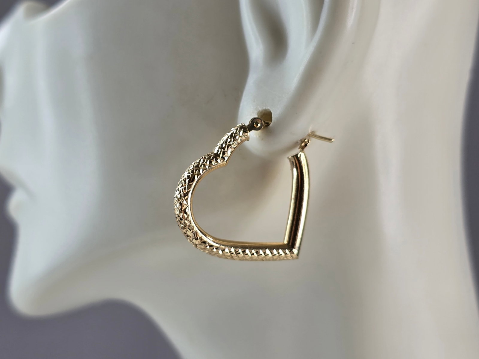 Pr Womens Vintage Estate 14K Yellow Gold Hoop Heart Earrings: A LOVELY PAIR OF WOMENS 14K YELLOW GOLD HOOP HEART EARRINGS . THE EARRINGS WEIGH 1.3g. EARRINGS MEASURE 7/8" LONG BY 7/8" WIDE. EARRINGS ARE MARKED ONTHE STEM. ANY QUESTIONS, PLEASE DON'T HESITATE TO 