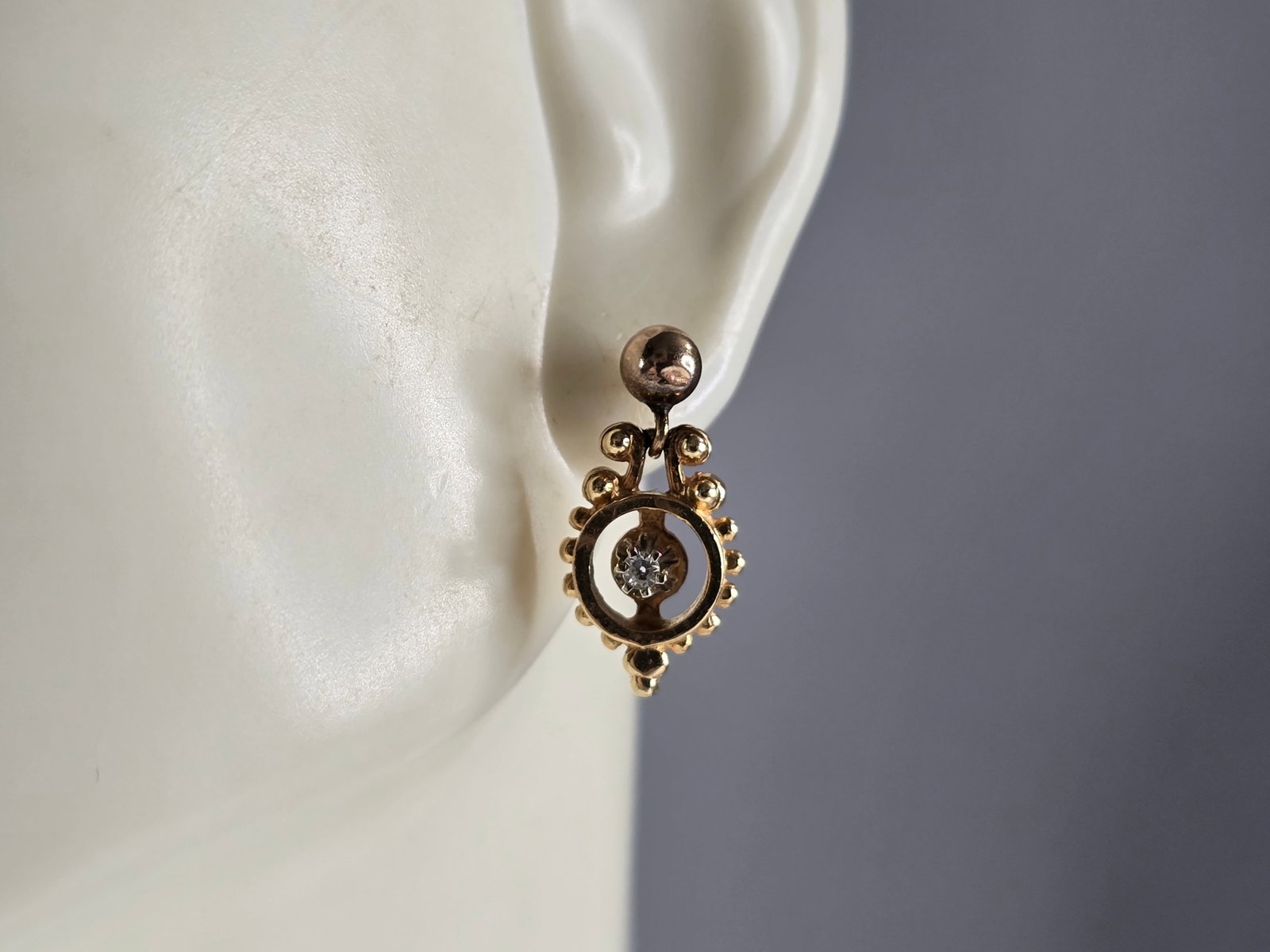 Womens Vintage Estate 14K Yellow Gold Diamond Dangle Earrings: A PAIR OF WOMENS VINTAGE ESTATE 14K YELLOW GOLD DANGLE DIAMOND EARRING. THE EARRINGS WEIGH 2.9g, AND MEASURE 5/8" BY 3/8". EACH DIAOND IS ABOUT 0.03cts. THE EARRINGS THEMSELVES ARE NOT MARKED BU THE B