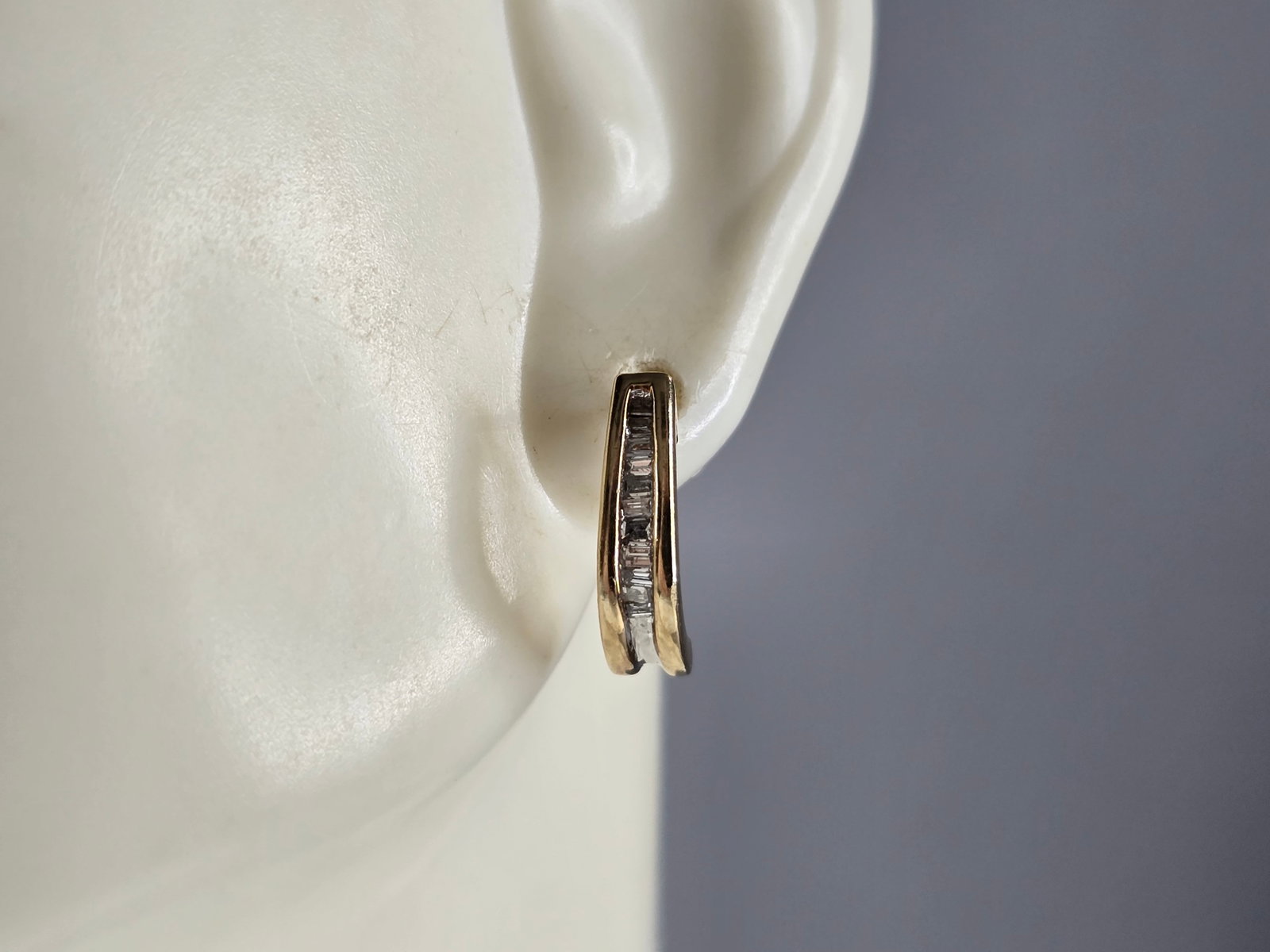 Womens Vintage Estate 10K Gold Diamond Shrimp Hoop Earrings: A PAIR OF WOMENS VINTAGE ESTATE 10K GOLD DIAMOND SHRIMP HOOP EARRINGS. THE EARRINGS WEIGH 2.3g, AND MEASURE 1/2" BY 1/8". THERE ARE 10 SMALL DIAMONDS IN EACH EARRING. EARRINGS ARE MARKED 10K , BUT THE