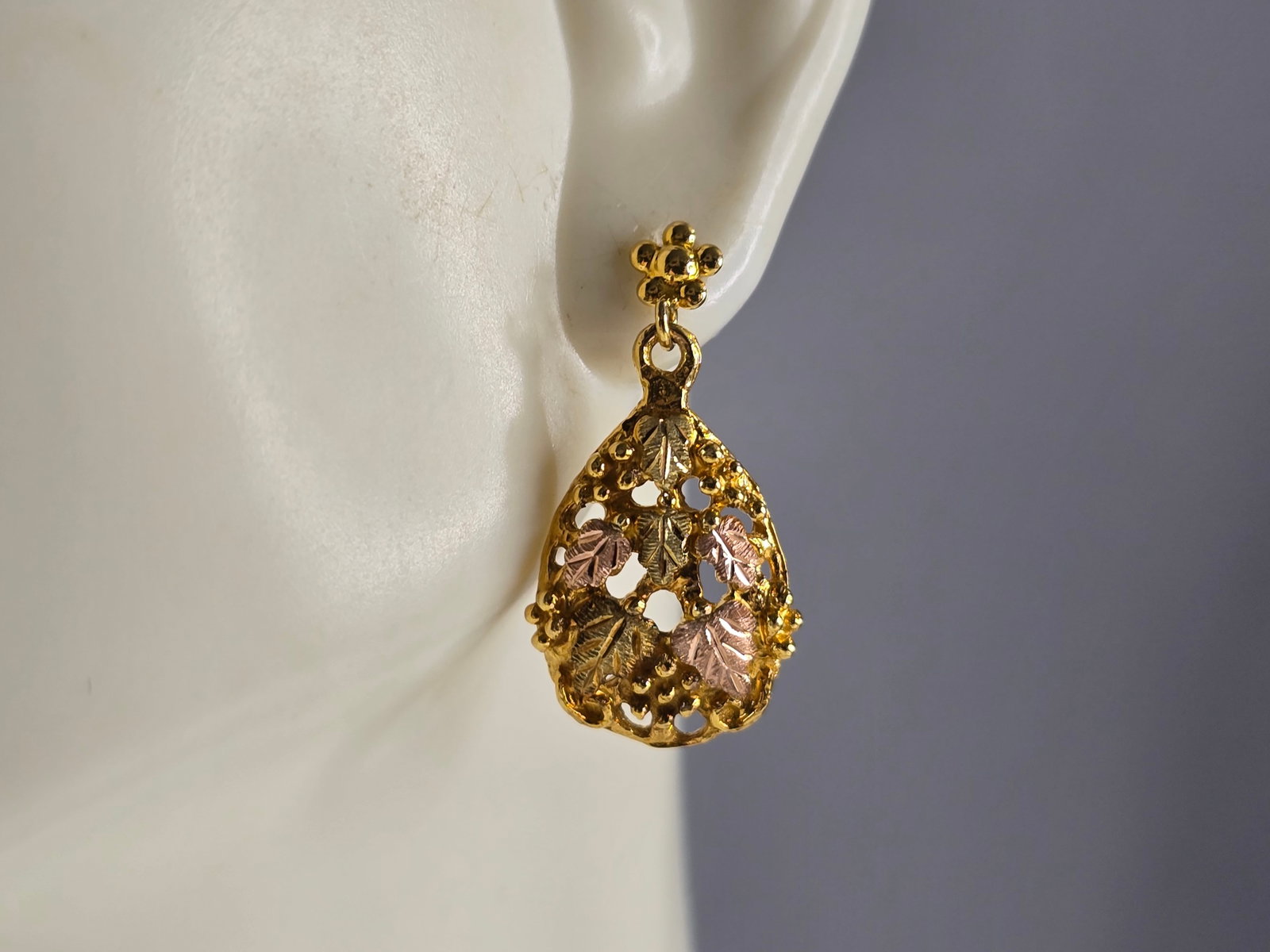 Womens Vintage Estate 10K Mixed Gold Grape Leaf Earrings: A PAIR OF WOMENS VINTAGE ESTATE 10K YELLOW & ROSE GOLD GRAPE LEAF EARRINGS. THE EARRINGS WEIGH 4.0g, AND MEASURE ABOUT 1" BY 1/2". SORRY NO BACKINGS FOR THESE EARRINGS. ANY QUESTIONS PLEASE DONT HESIT