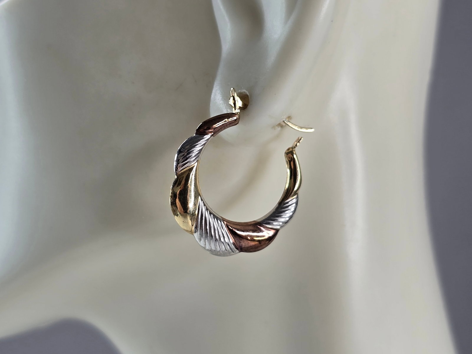 Pr Womens Vintage Estate 10K Mixed Gold Israel Hoop Earrings: A LOVELY PAIR OF WOMENS VINTAGE ESTATE 10K MIXED GOLD HOOP EARRINGS THAT WERE MADE IN ISRAEL. THE EARRINGS WEIGH 0.7g, AND MEASURE 7/8" LONG BY 3/4" WIDE. EARRINGS ARE MARKED ON THE STEM. ANY QUESTION