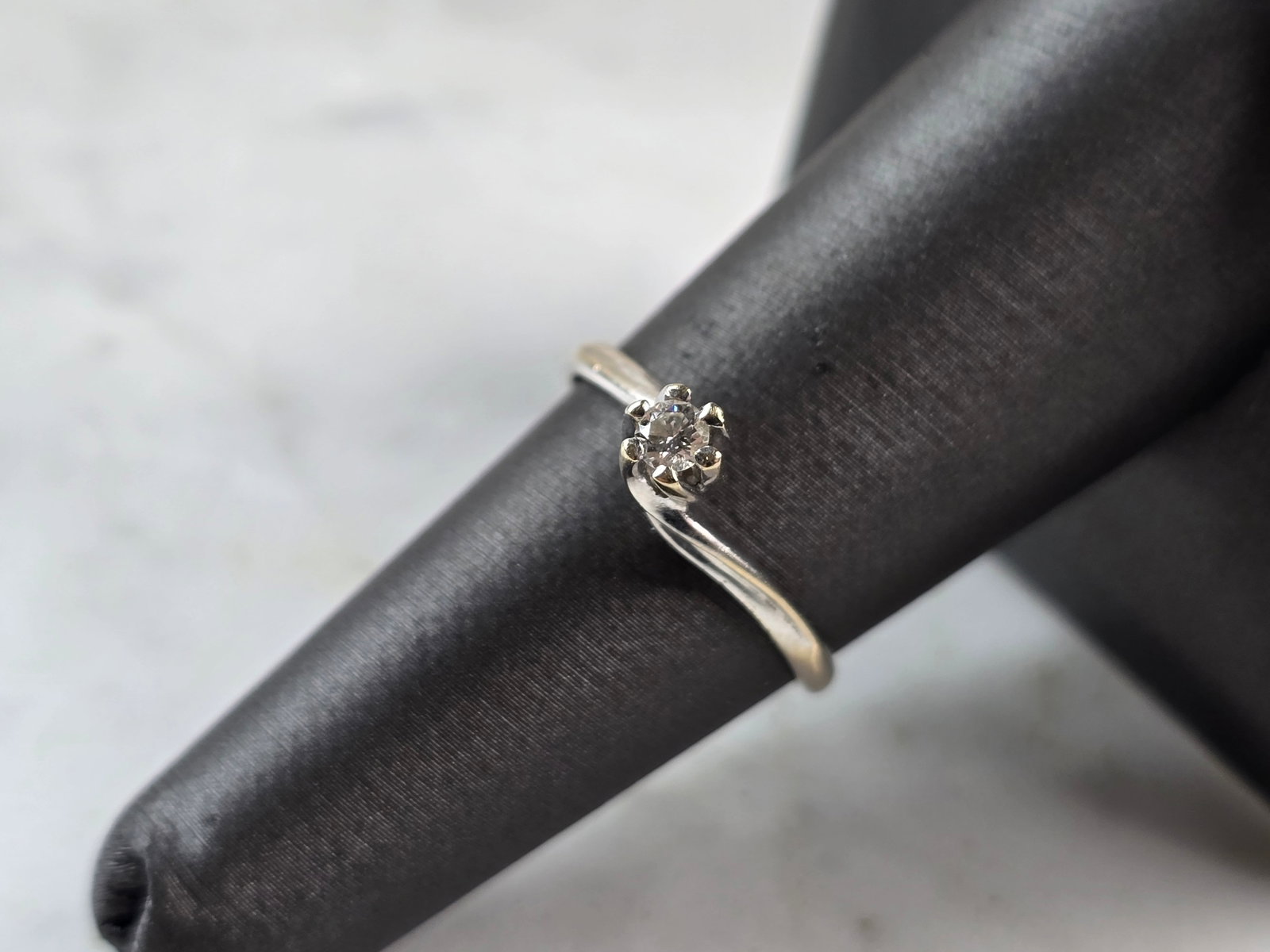 Womens Vintage Estate 18k White Gold Solitaire Diamond Ring: A WOMEN'S VINTAGE ESTATE 18K WHITE GOLD DIAMOND RING. THE RING WEIGHS 2.2g. THE SIZE OF THE RING IS A 7.25. THE WIDTH OF THE RING IS 3/16". THE DIAMOND IS ABOUT 0.10cts. WOULD MAKE A LOVELY GIFT FOR T