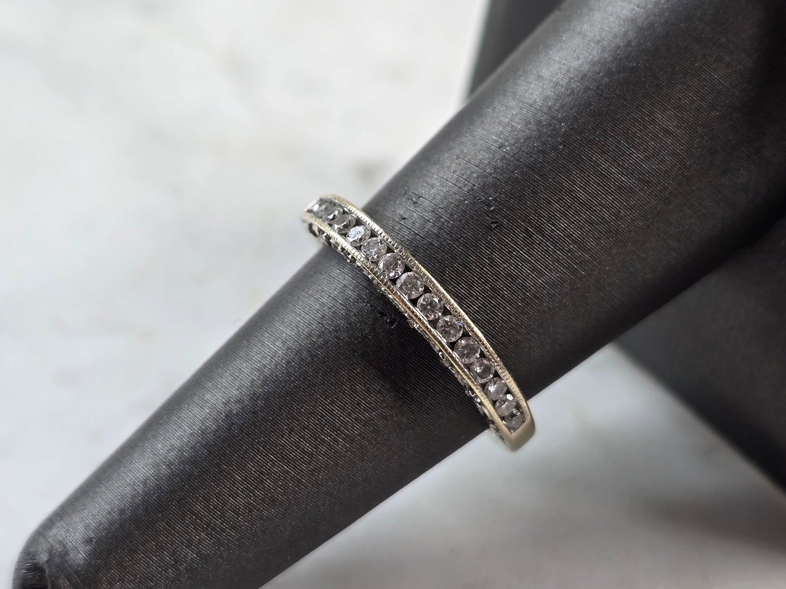 Womens Vintage Estate 14k White Gold Diamond Ring: A WOMENS VINTAGE ESTATE 14k WHITE GOLD DIAMOND RING. RING WEIGHS 2.9g, AND IS A SIZE 7.0. THERE ARE 15 SMALL DIAMONDS, AND IS ABOUT 1/8" WIDE. THIS WOULD MAKE A NICE GIFT FOR THAT SOMEONE SPECIAL. ANY