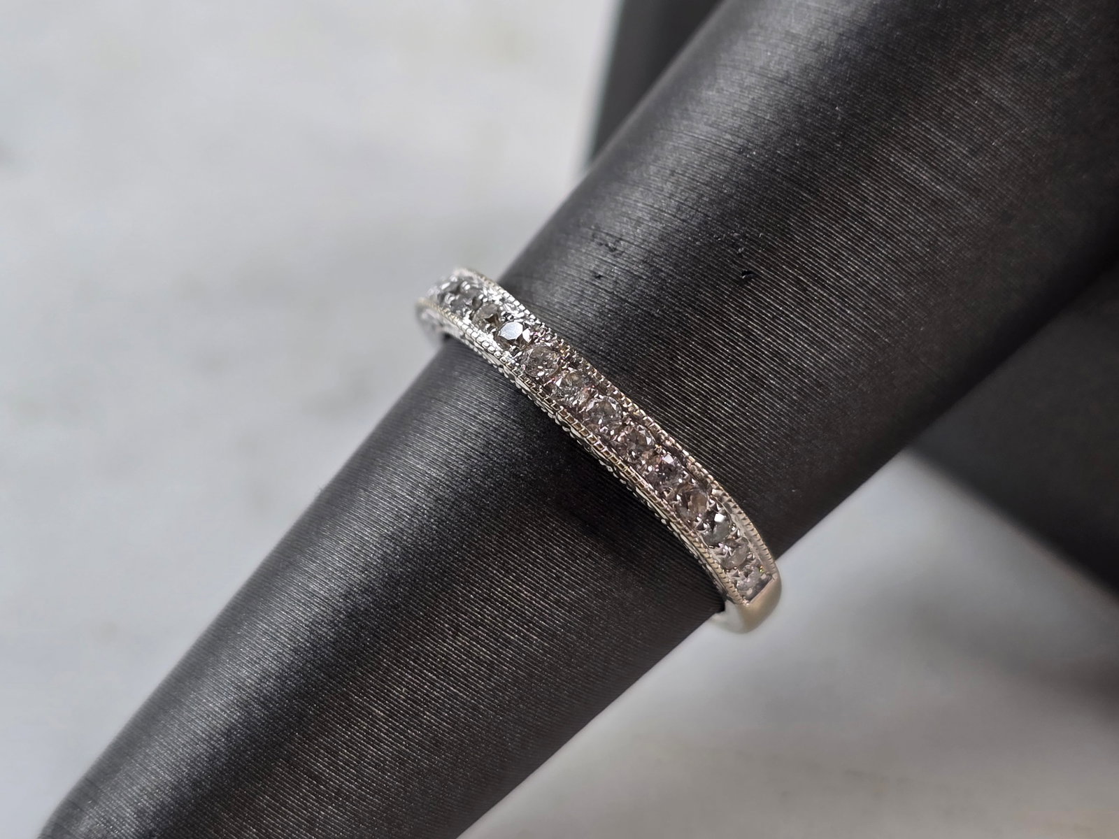 Womens Vintage Estate 14k White Gold Diamond Ring: A WOMENS VINTAGE ESTATE 14k WHITE GOLD DIAMOND RING. RING WEIGHS 2.5g, AND IS A SIZE 6.5. THERE ARE 16 SMALL DIAMONDS, AND IS ABOUT 1/8" WIDE. THIS WOULD MAKE A NICE GIFT FOR THAT SOMEONE SPECIAL. ANY