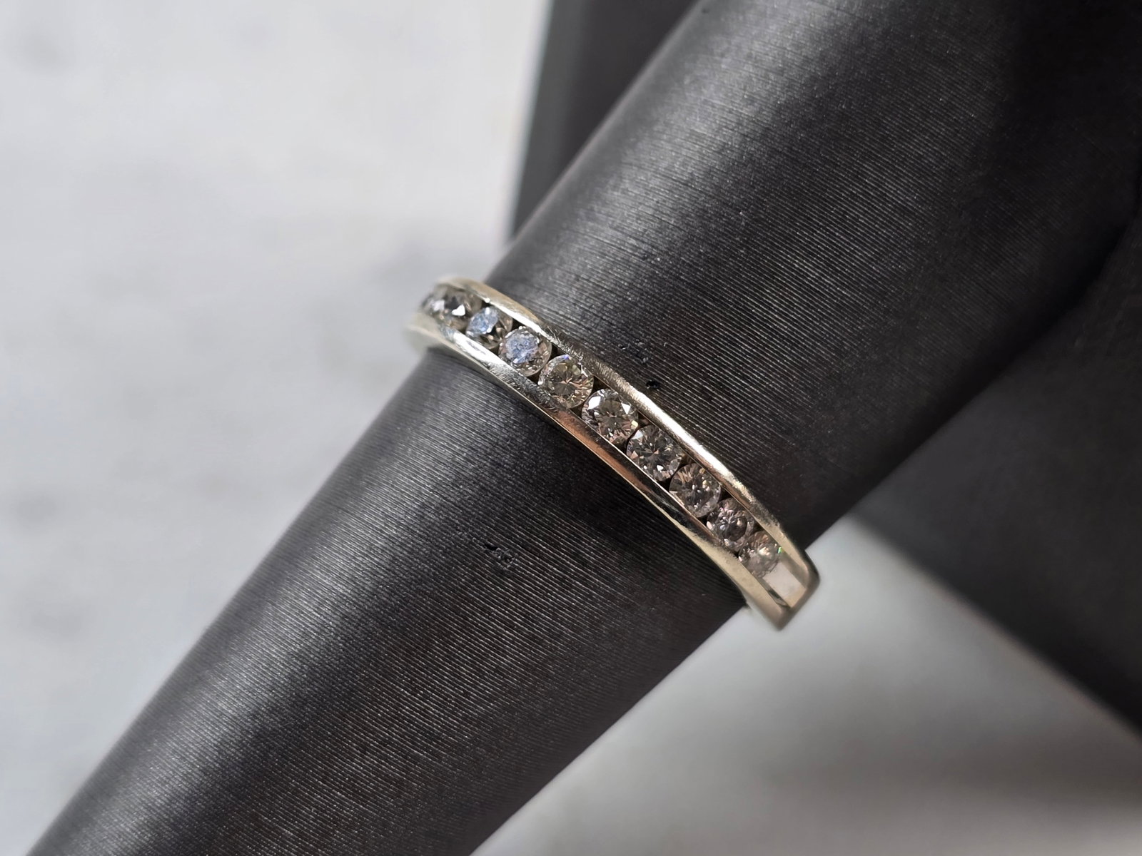 Womens Vintage Estate 14k White Gold Diamond Ring: A WOMENS VINTAGE ESTATE 14k WHITE GOLD DIAMOND RING. RING WEIGHS 2.5g, AND IS A SIZE 8.25. THERE ARE 11 SMALL DIAMONDS, AND IS ABOUT 1/8" WIDE. THIS WOULD MAKE A NICE GIFT FOR THAT SOMEONE SPECIAL. AN