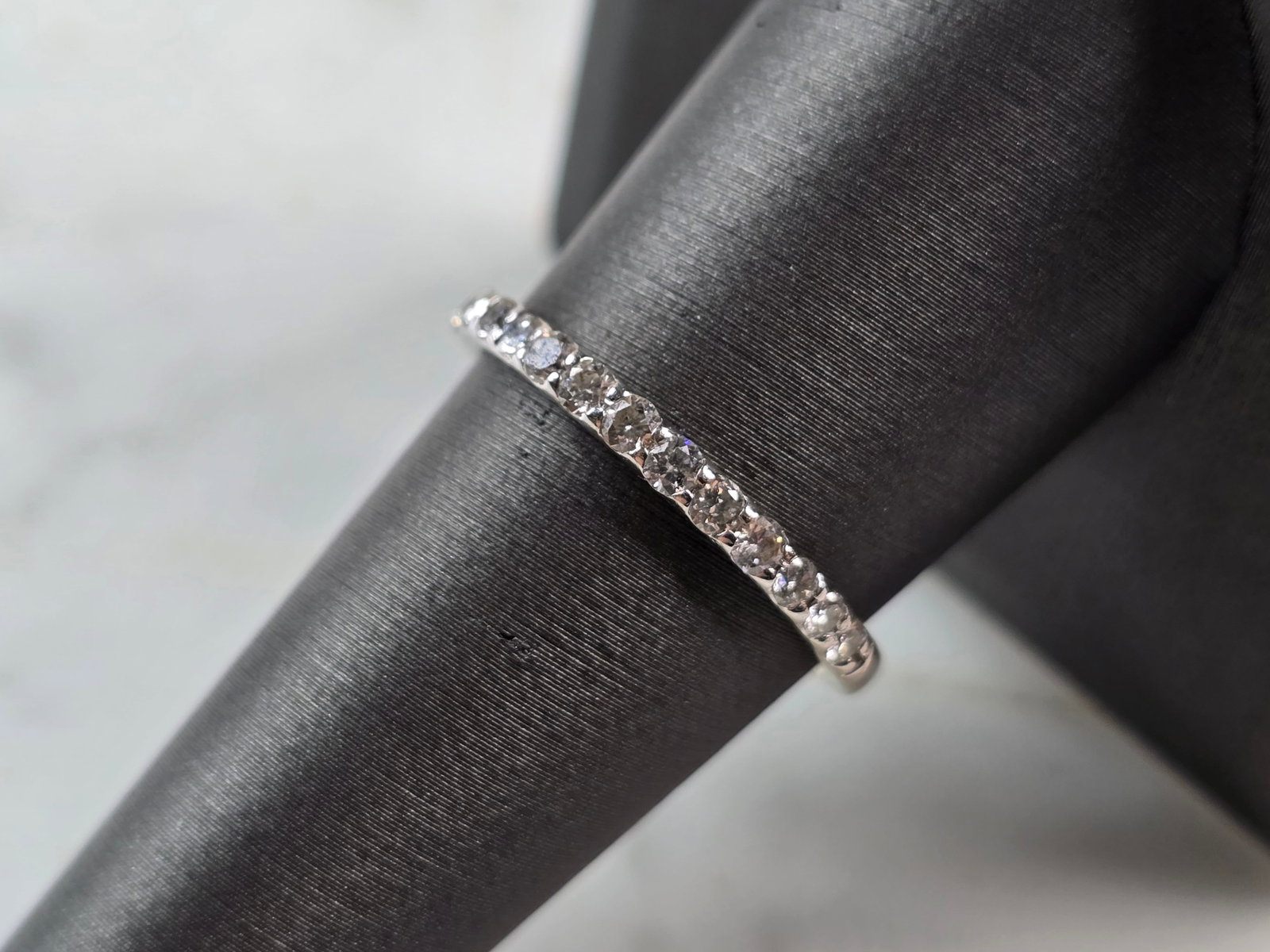 Womens Vintage Estate 14k White Gold Diamond Ring: A WOMENS VINTAGE ESTATE 14k WHITE GOLD DIAMOND RING. RING WEIGHS 1.8g, AND IS A SIZE 8.5. THERE ARE 15 SMALL DIAMONDS, AND IS ABOUT 1/8" WIDE. THIS WOULD MAKE A NICE GIFT FOR THAT SOMEONE SPECIAL. ANY