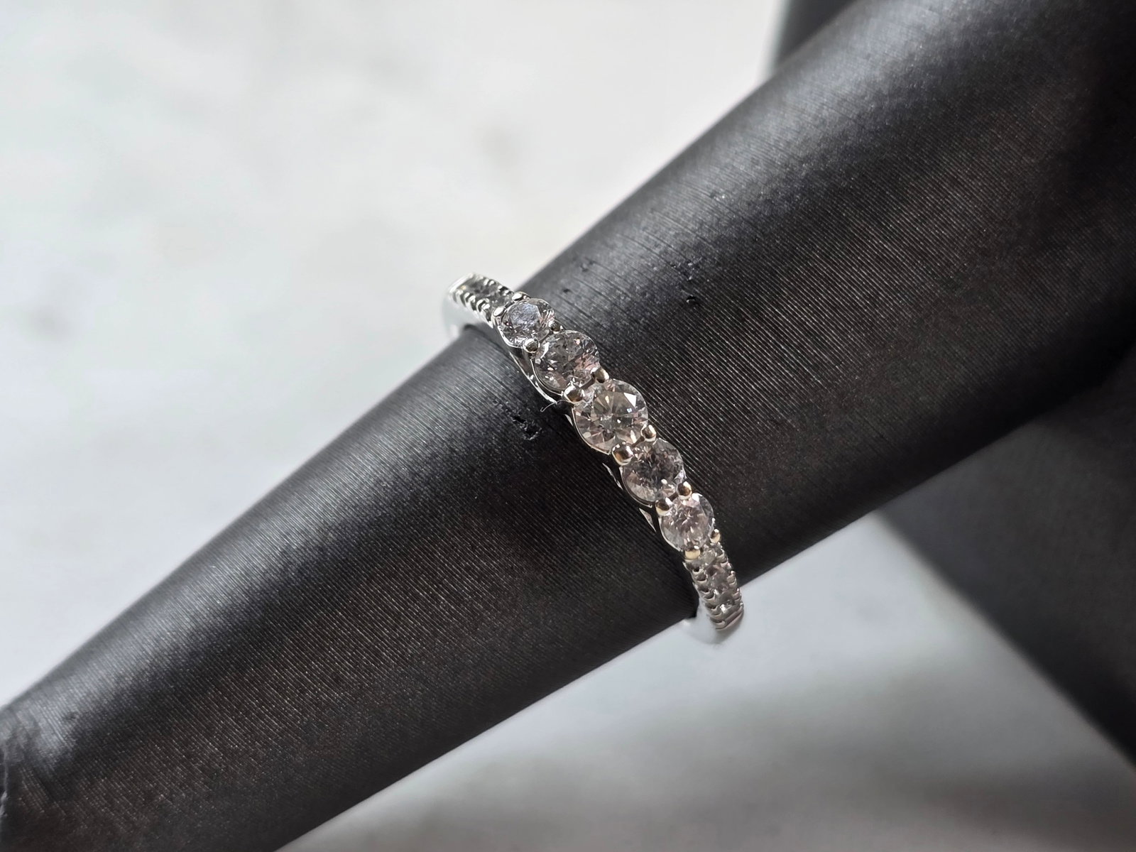 Womens Vintage Estate 14k White Gold Diamond Ring: A WOMENS VINTAGE ESTATE 14k WHITE GOLD DIAMOND RING. RING WEIGHS 2.6g, AND IS A SIZE 7.0. THE CENTER HAS ABOUT 0.34cts WITH 8 ACCENT DIAMONDS, AND IS ABOUT 1/8" WIDE. THIS WOULD MAKE A NICE GIFT FOR T