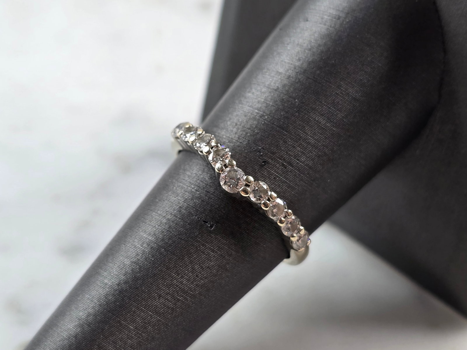 Womens Vintage Estate 14K White Gold Diamond Leo Ring: A WOMENS VINTAGE ESTATE 14K WHITE GOLD DIAMOND LEO RING . THE RING IS A SIZE 8.0, AND WEIGHS 3.0g. THE WIDTH OF THE RING IS 1/8". THERE ARE ABOUT 0.50cts OF DIAMONDS, PLUS THE TWO INTERIOR DIAMONDS IN