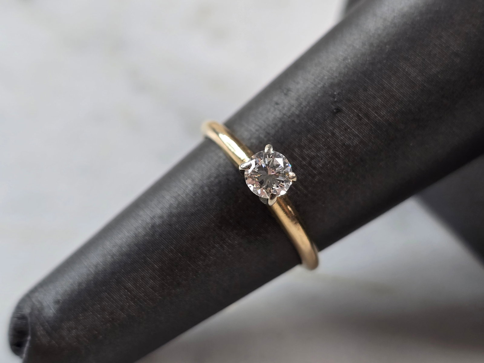 Womens Vintage Estate 14K Gold Tessler Weiss Diamond Engagement Ring: A WOMENS VINTAGE ESTATE 14K YELLOW GOLD DIAMOND ENGAGEMENT RING THAT WAS MADE BY TESSLER WEISS. THE DIAMOND IS ABOUT .20cts. THE TOTAL WEIGHT IS 1.7g, AND IS A SIZE 6.0. THE WIDTH OF THE RING IS 3/16"