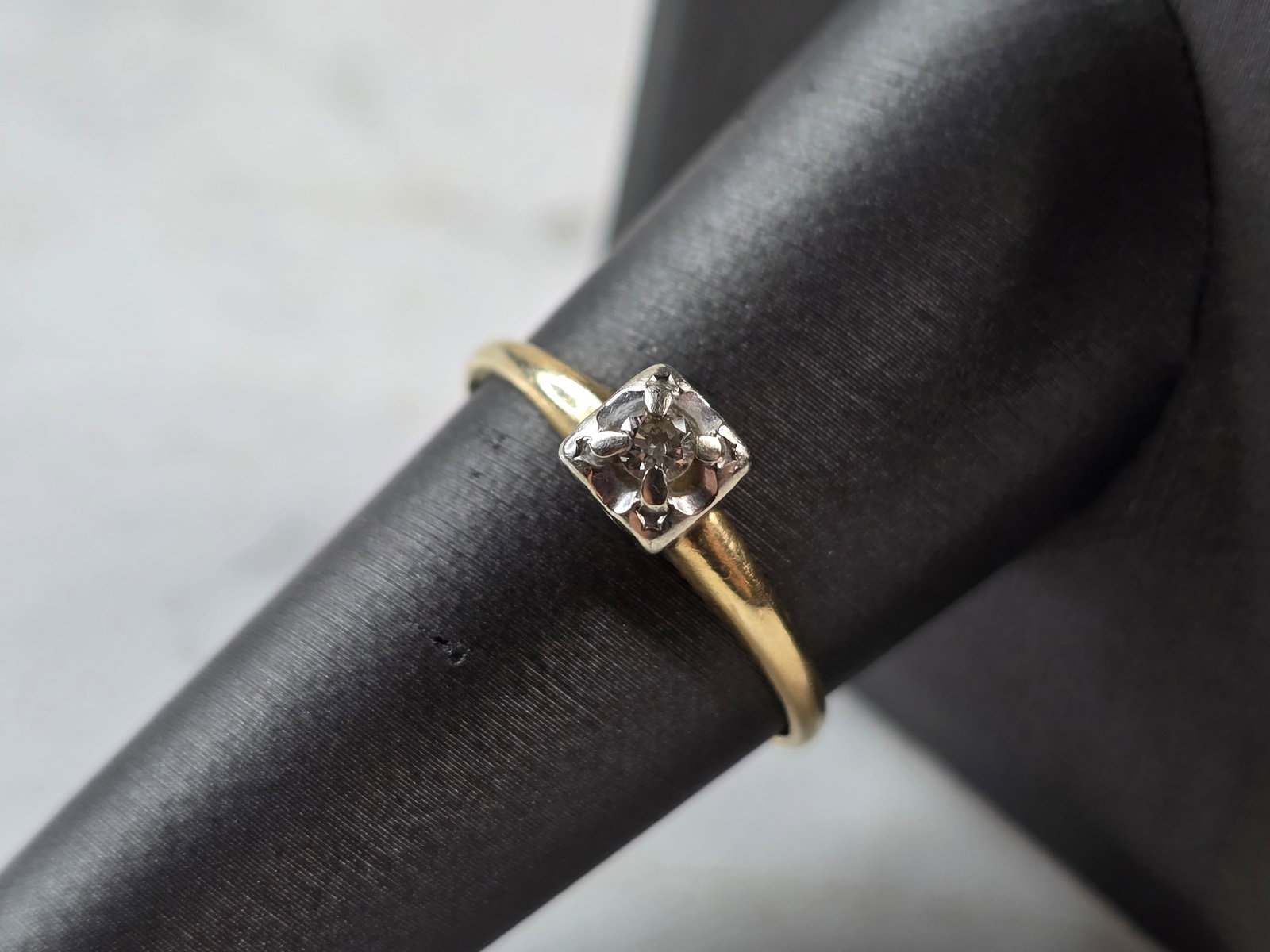 Womens Vintage Estate 14k Gold Diamond Engagement Ring: A WOMEN'S VINTAGE ESTATE 14K GOLD DIAMOND ENGAGEMENT RING. THE RING WEIGHS 1.6g. THE SIZE OF THE RING IS AN 8.75, AND IS ABOUT 3/16" WIDE. THE DIAMOND IS ABOUT 0.05cts. RING HAS A PARTIAL MARK AS SHOW