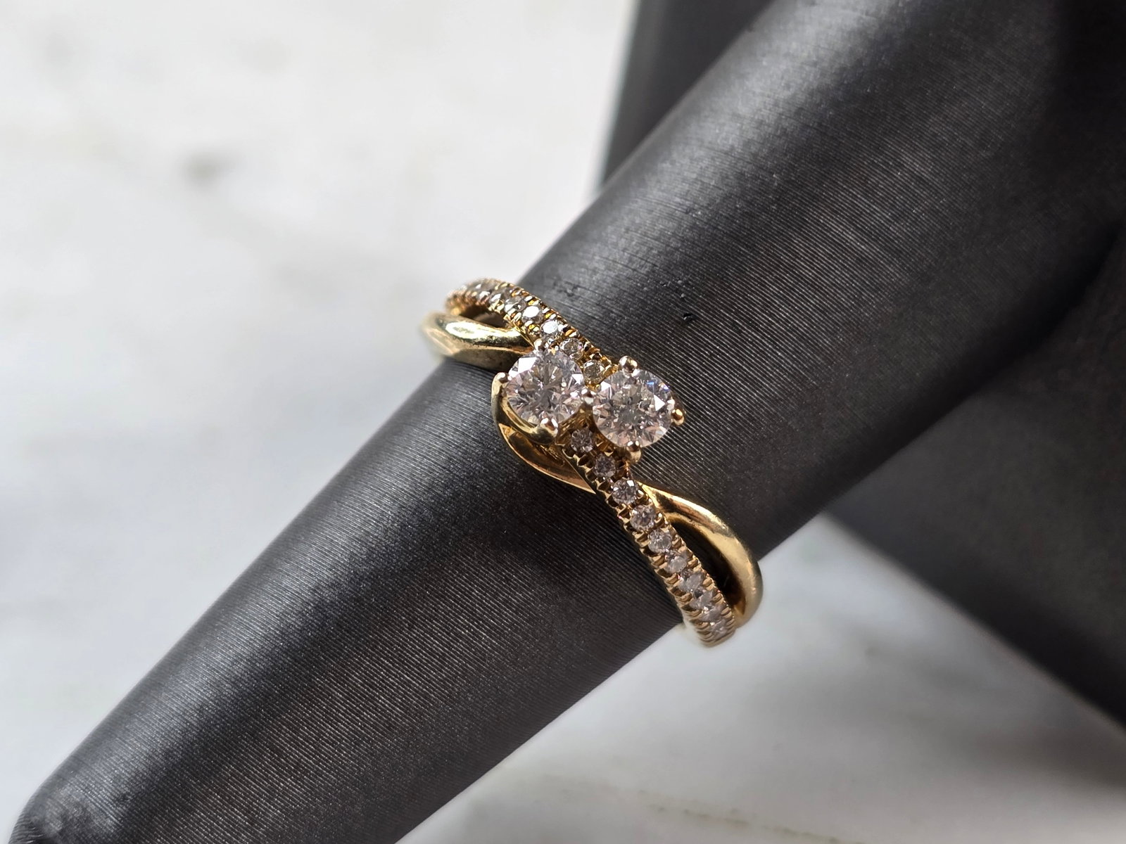 Womens Estate 14K Gold Ever Us Diamond Bypass Engagement Ring: A WOMENS VINTAGE ESTATE 14K GOLD EVER US DIAMOND ENGAGEMENT RING. RING IS A SIZE 7.5, AND WEIGH 4.1g. THE CENTER DIAMONDS TOTAL ABOUT 0.30cs WITH 22 TINY ACCENT DIAMONDS. THE WIDTH IS 1/4". ANY QUESTI