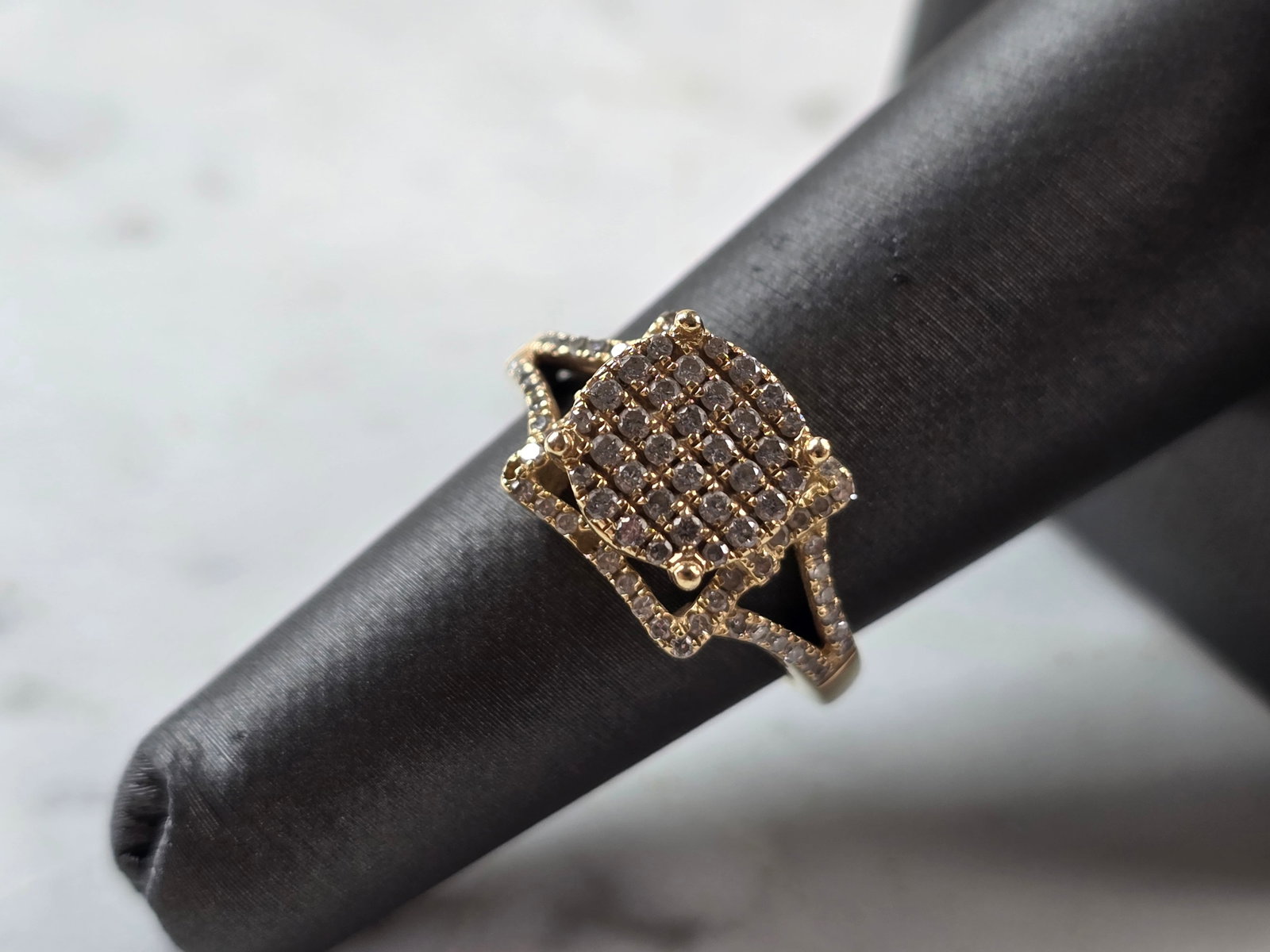 Womens Vintage Estate 14K Yellow Gold Modernist Diamond Cluster Ring: A WOMENS VINTAGE ESTATE 14K YELLOW GOLD MODERNIST DIAMOND CLUSTER RING MADE BY RODEO. THE TOTAL WEIGHT IS 3.9g, AND IS A SIZE 6.0. THERE ARE 90 TINY ROUND DIAMONDS. THE WIDTH OF THE RING IS 3/8". RING