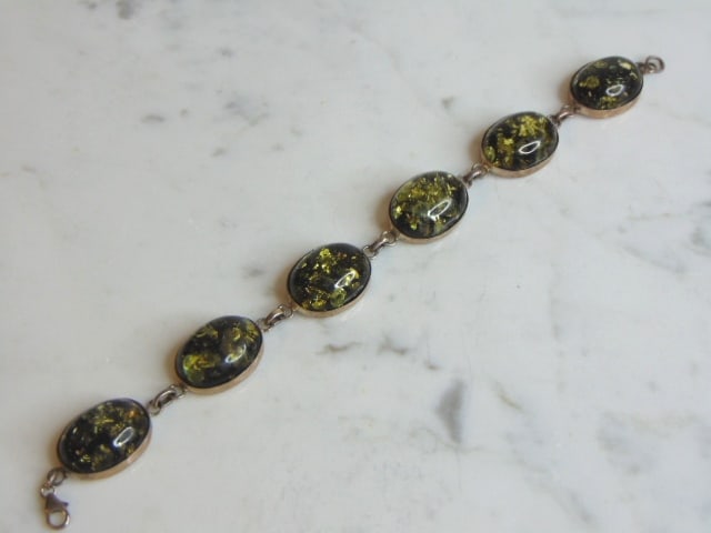 Womens Vintage Estate Sterling Silver Stone Bracelet: FOR SALE IS A LOVELY VINTAGE ESTATE STERLING SILVER STONES BRACELET. NOT SURE WHAT STONE IT IS. BRACELET MEASURES 7 3/4" LONG BY 5/8" WIDE AND WEIGHS 22.0g. THIS WOULD MAKE A LOVELY GIFT FOR THAT SOME