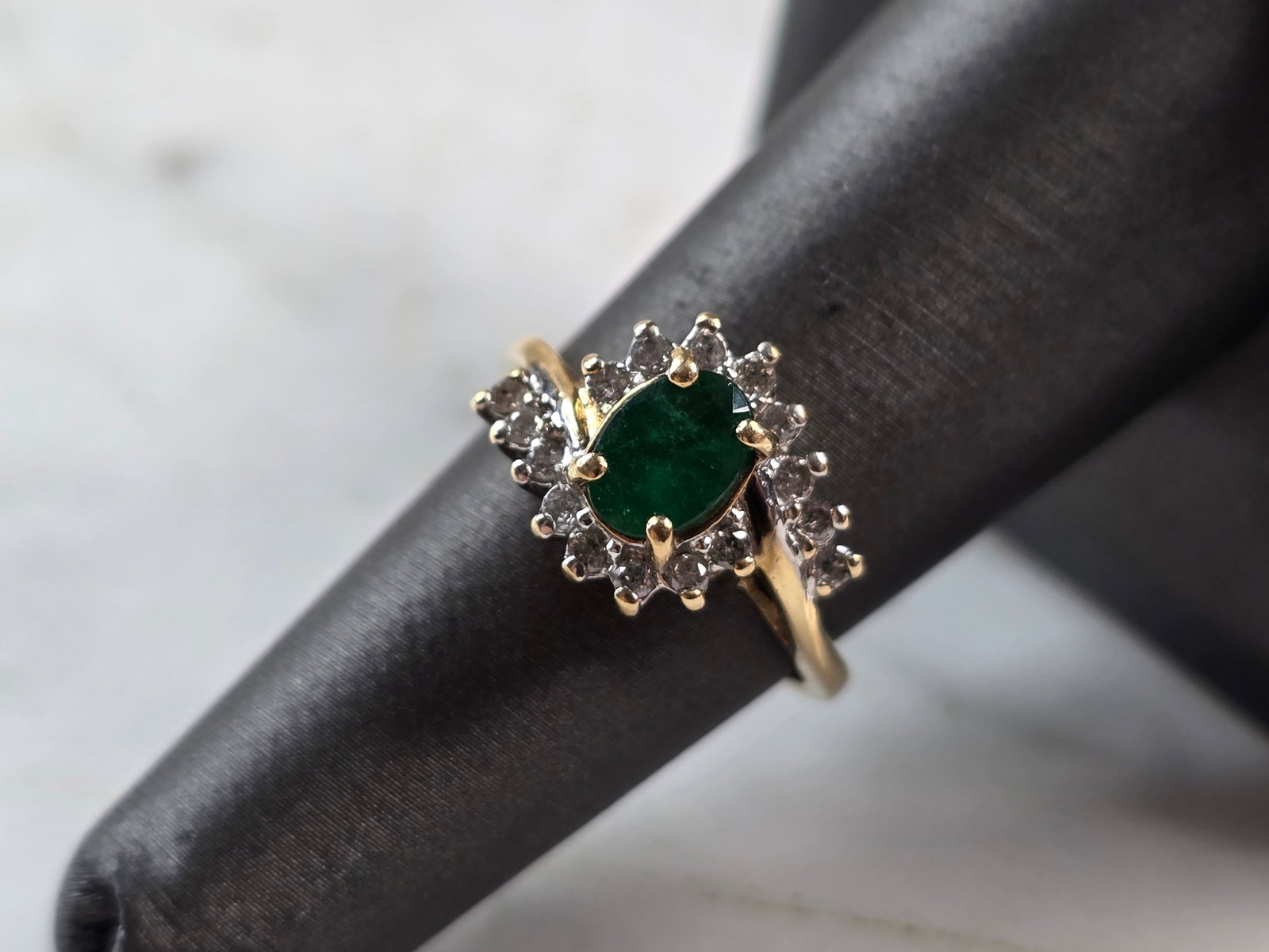Womens Vintage Estate 10K Gold Emerald & Diamond Ring: A LOVELY, WOMEN'S VINTAGE ESTATE 10K GOLD RING WITH AN EMERALD SURROUNDED BY DIAMOND CHIPS. THE RING IS A SIZE 6.75, AND WEIGHS 3.7g. THE EMERALD IS ABOUT 0.45cts, WITH 16 TINY ACCENT DIAMONDS. THE WI