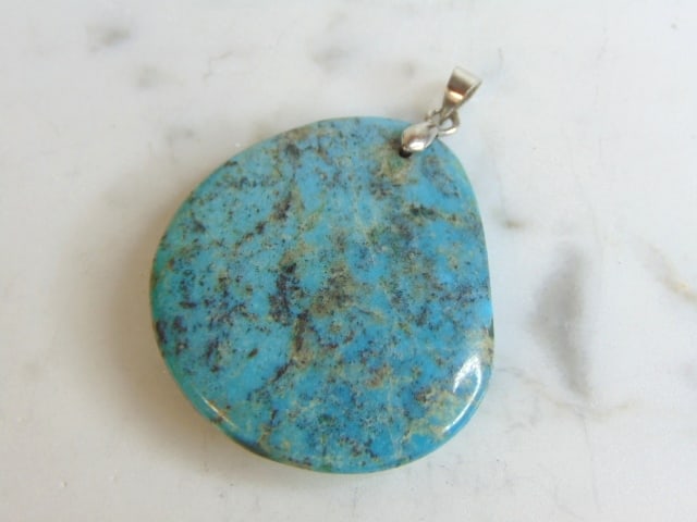 Womens Vintage Estate Sterling Silver Turquoise Pendant: A WOMENS VINTAGE ESTATE STERLING SILVER TURQUOISE STONE PENDANT . NOT SURE IF STONE IS REAL OR MAN MADE. BAIL IS STERLING SILVER, IT IS STAMPED. PENDANT WEIGHS 12.0g AND PENDANT MEASURES 1 3/4" LONG B